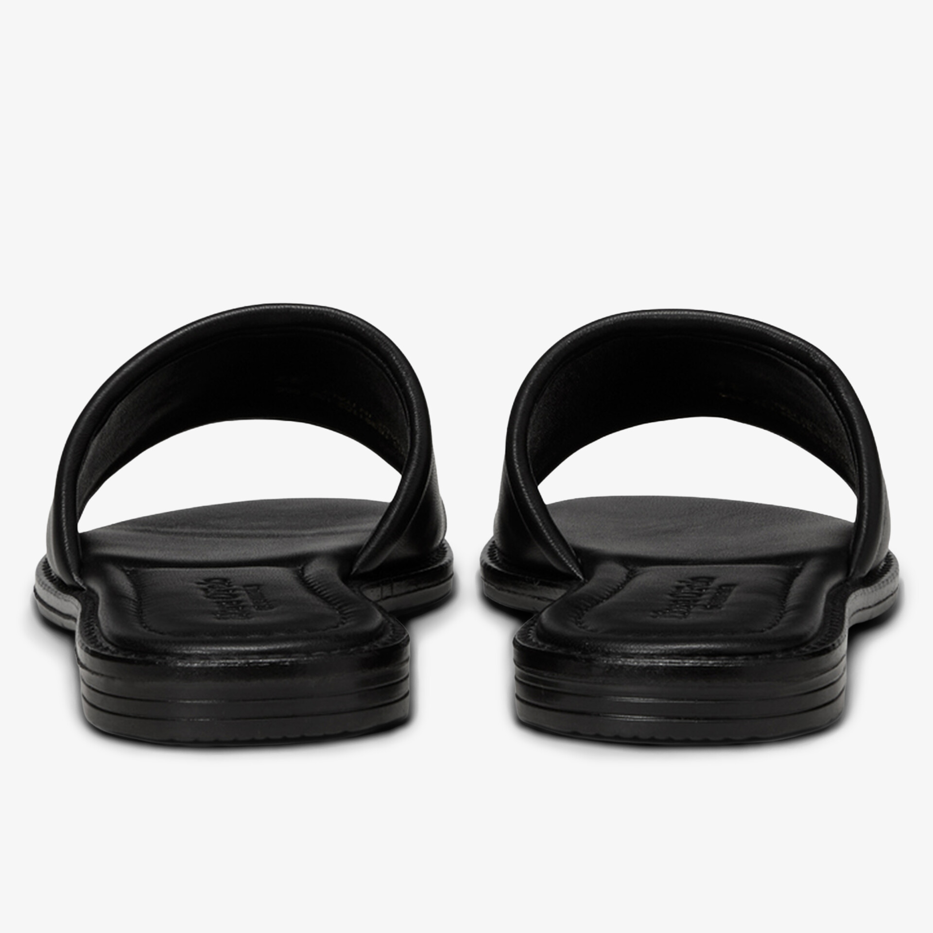 Schwarze, schlichte Sandalen mit offenem Design und bequemer, flexibler Innensohle, hinten gesehen