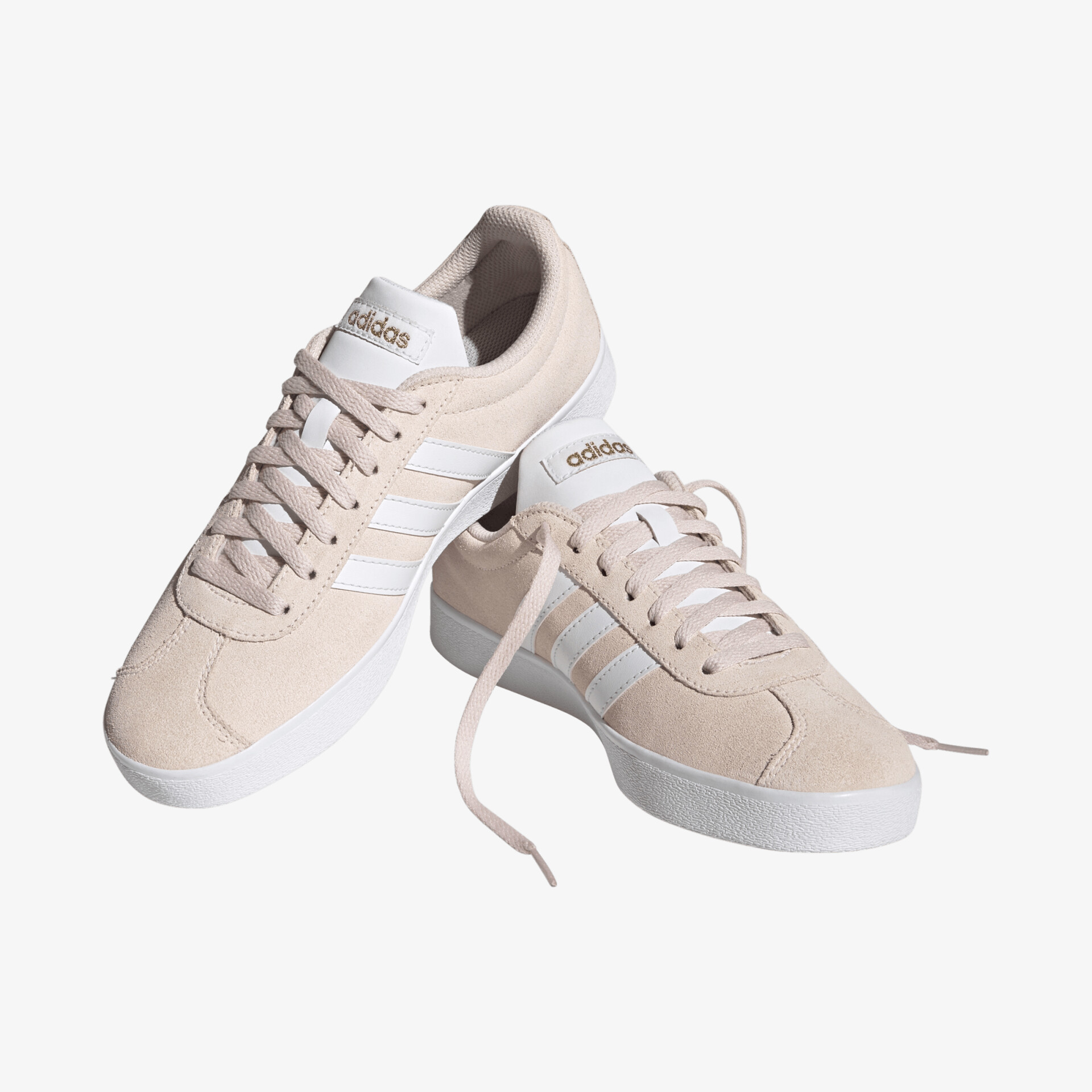 Elegante beige Sneakers mit markanten weißen Akzenten und strapazierfähiger Sohle.