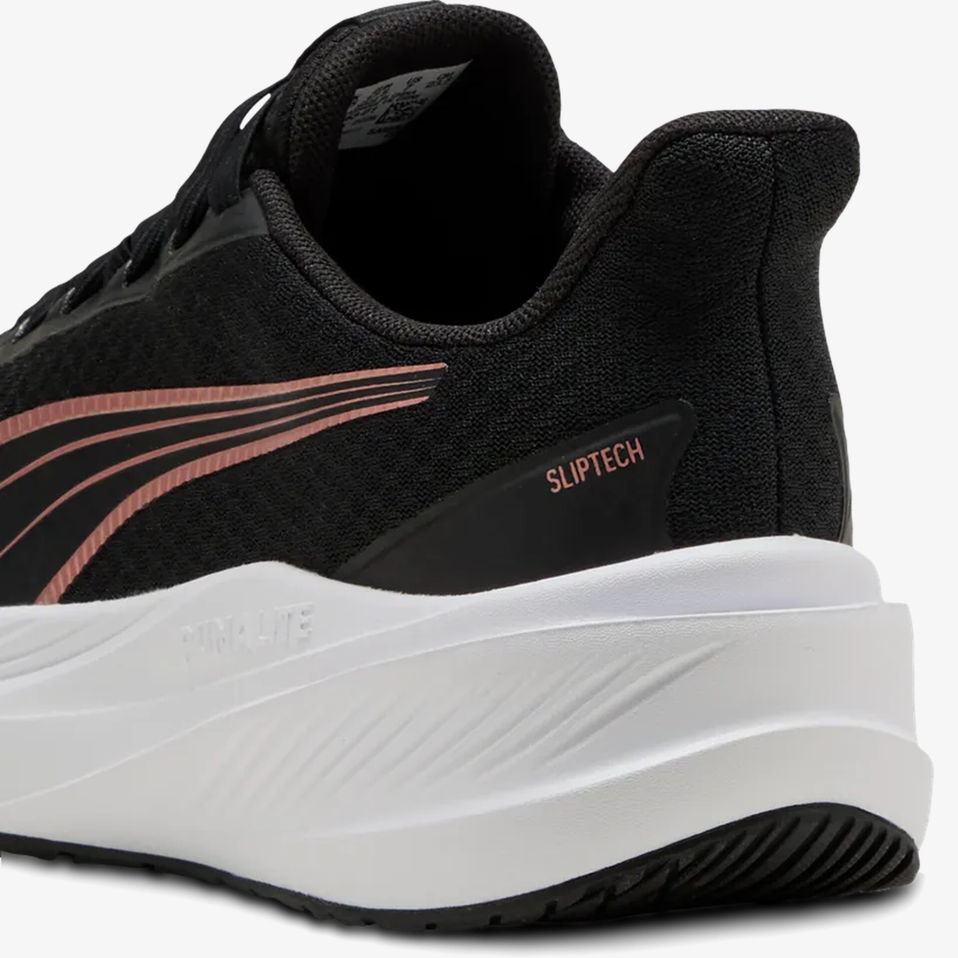 Schwarzer Sportschuh mit gepolstertem Fersenbereich und weißer dicker Sohle für optimalen Komfort