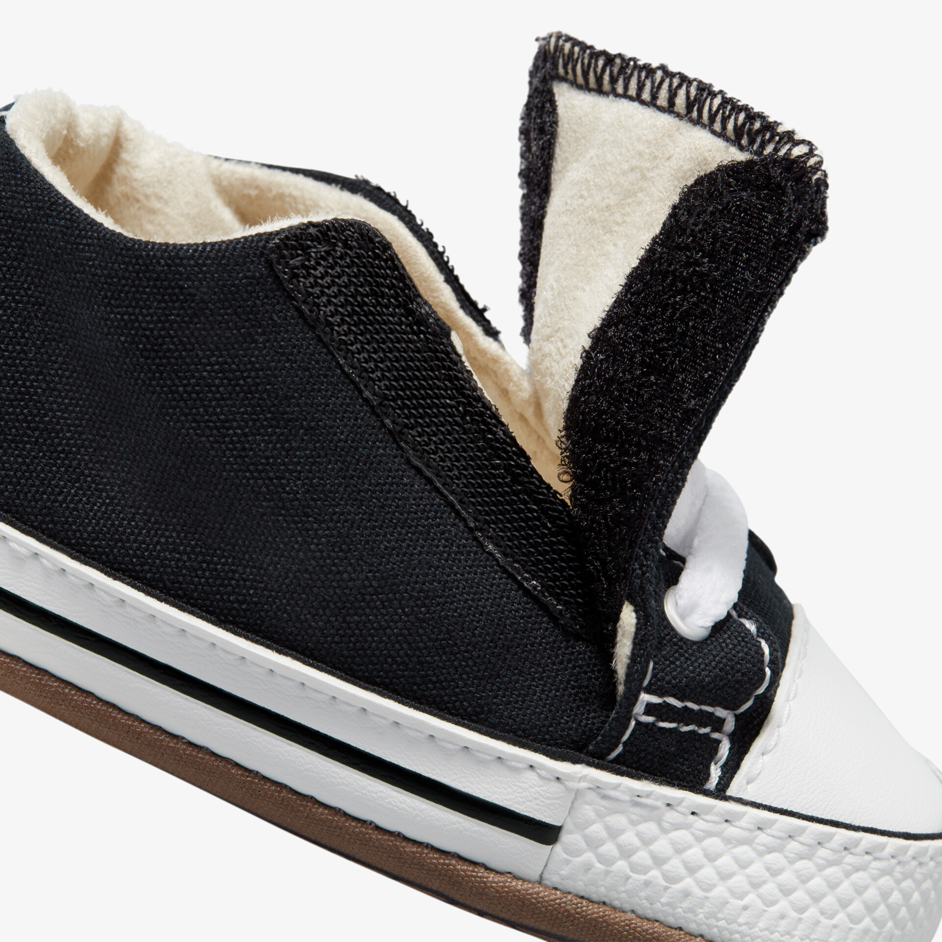 Detailaufnahme eines stilvollen Sneakers mit modernem Design, robusten Materialien und bequemem Tragekomfort.