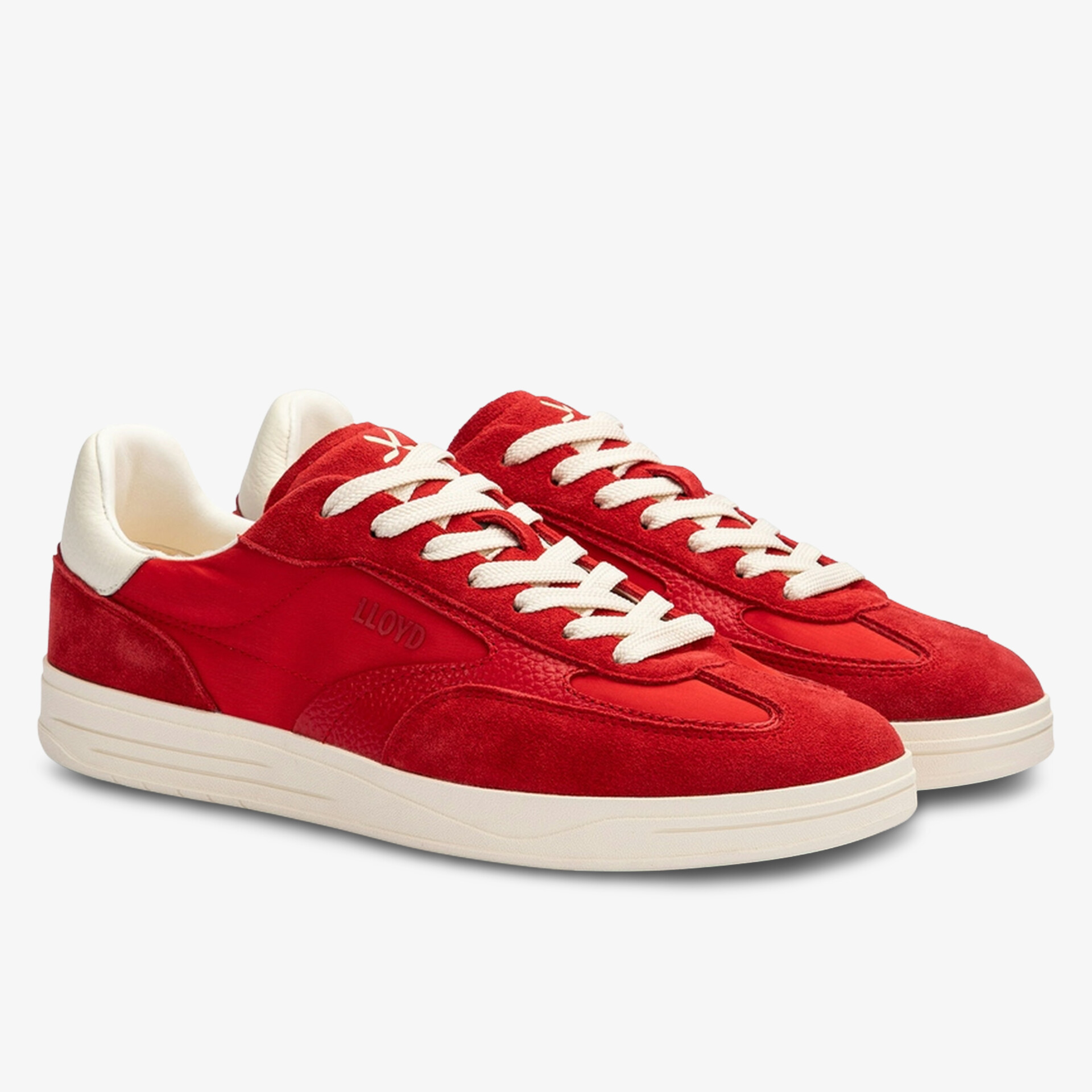 Leuchtend rote Sneaker mit weißer Sohle und Schnürsenkeln für sportlichen Style.