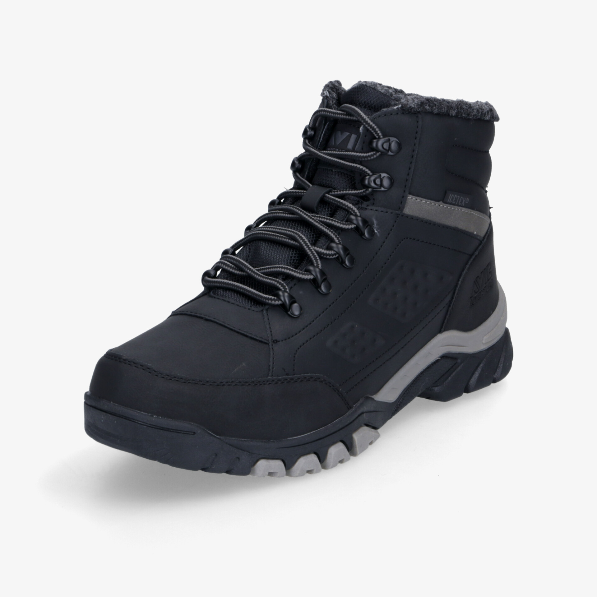 Schwarzer Winter-Trekkingschuh mit warmer Fütterung, rutschfester Sohle und hoher Stabilität, schräg von vorne aufgenommen