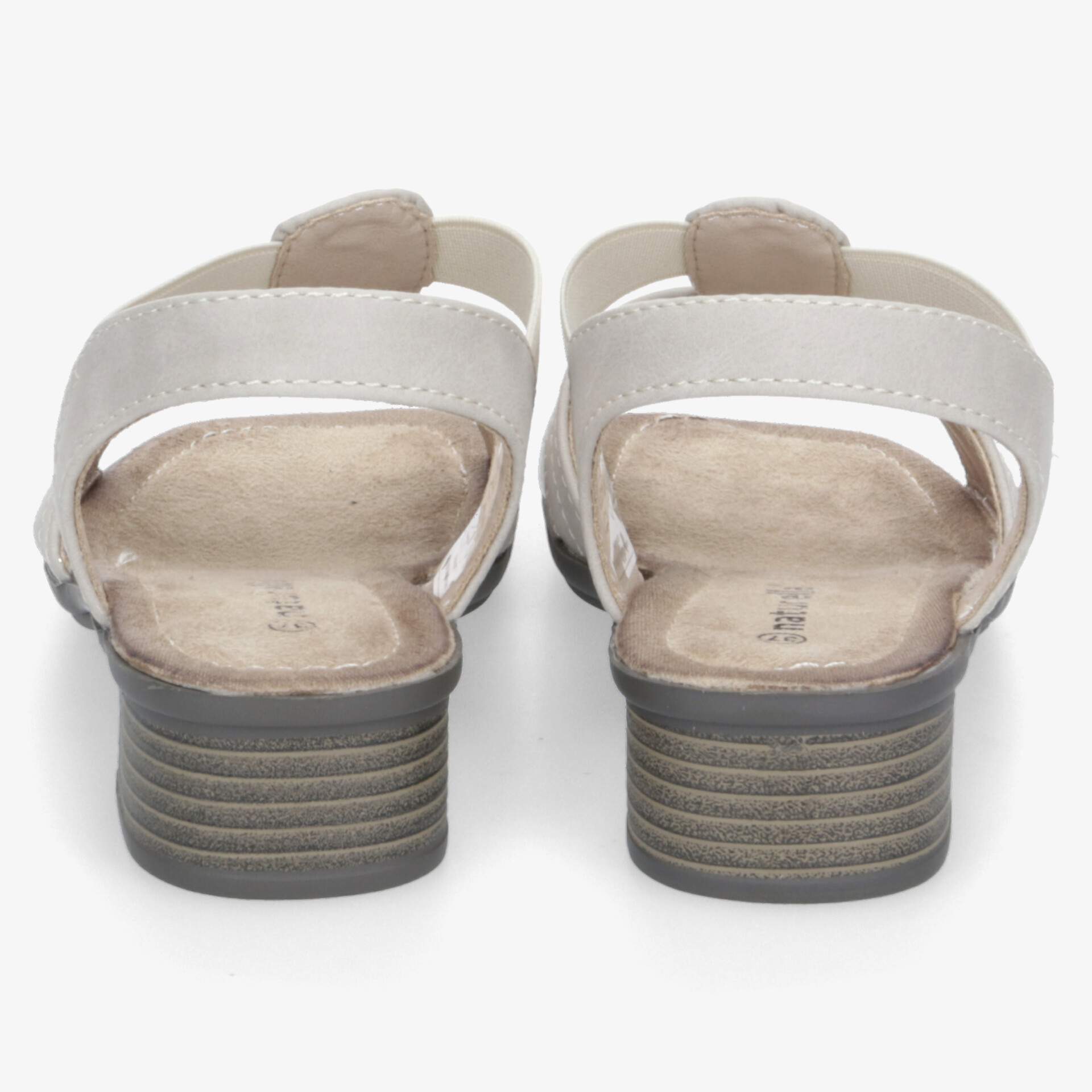 Rückansicht bequemer Sandalen mit gepolstertem Fußbett und stabilem Absatz in neutralem Design