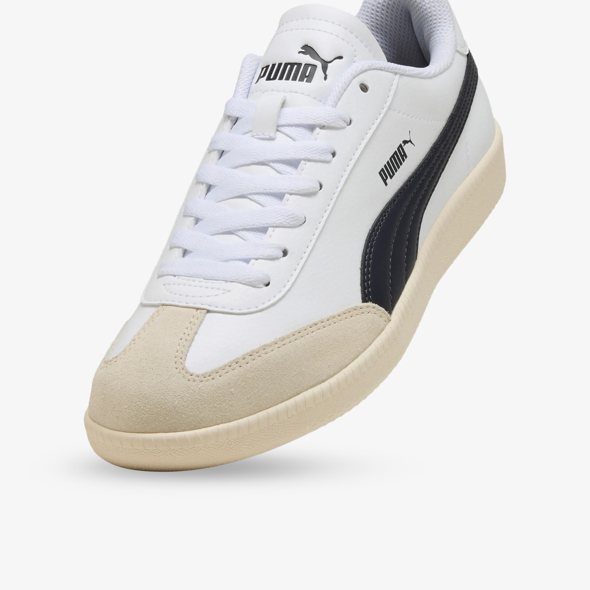 Weißer Puma Sneaker mit beiger Zehenkappe und schwarzen Details, sportlich und bequem gestaltet