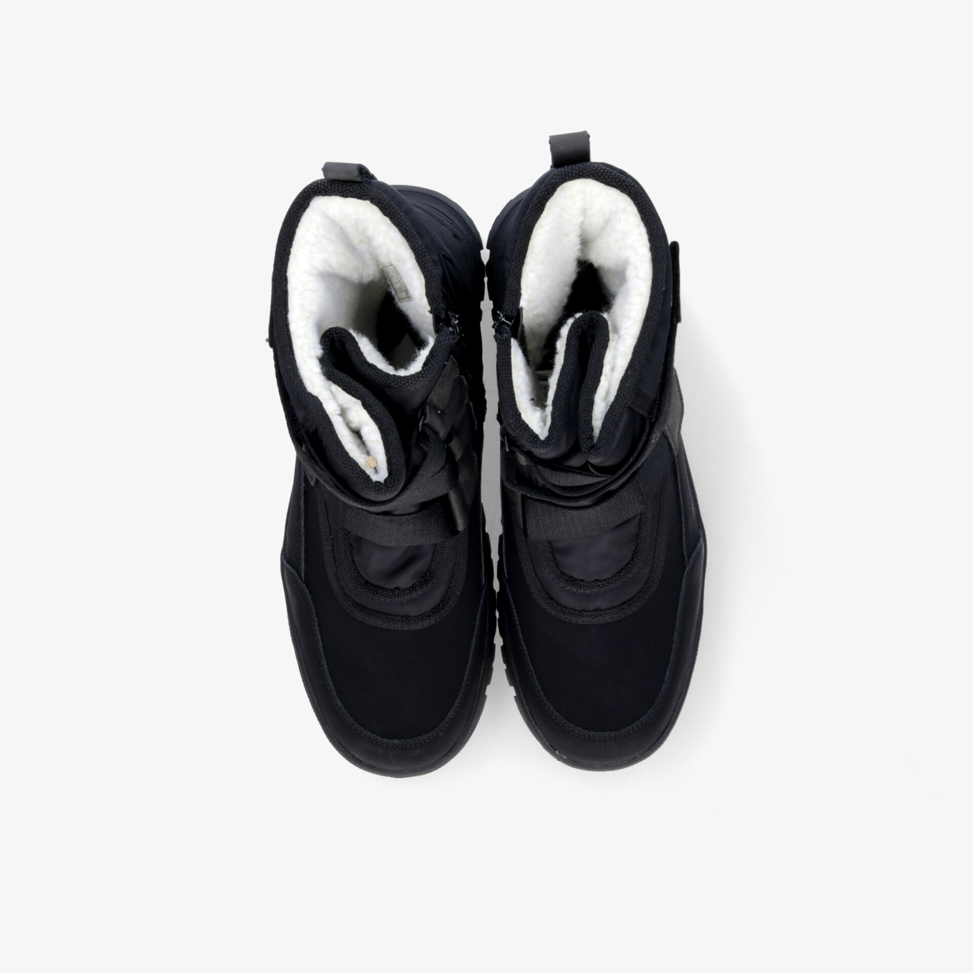 Schwarzes Paar Winterschuhe mit warmem Futter und rutschfester Sohle in draufsicht oben