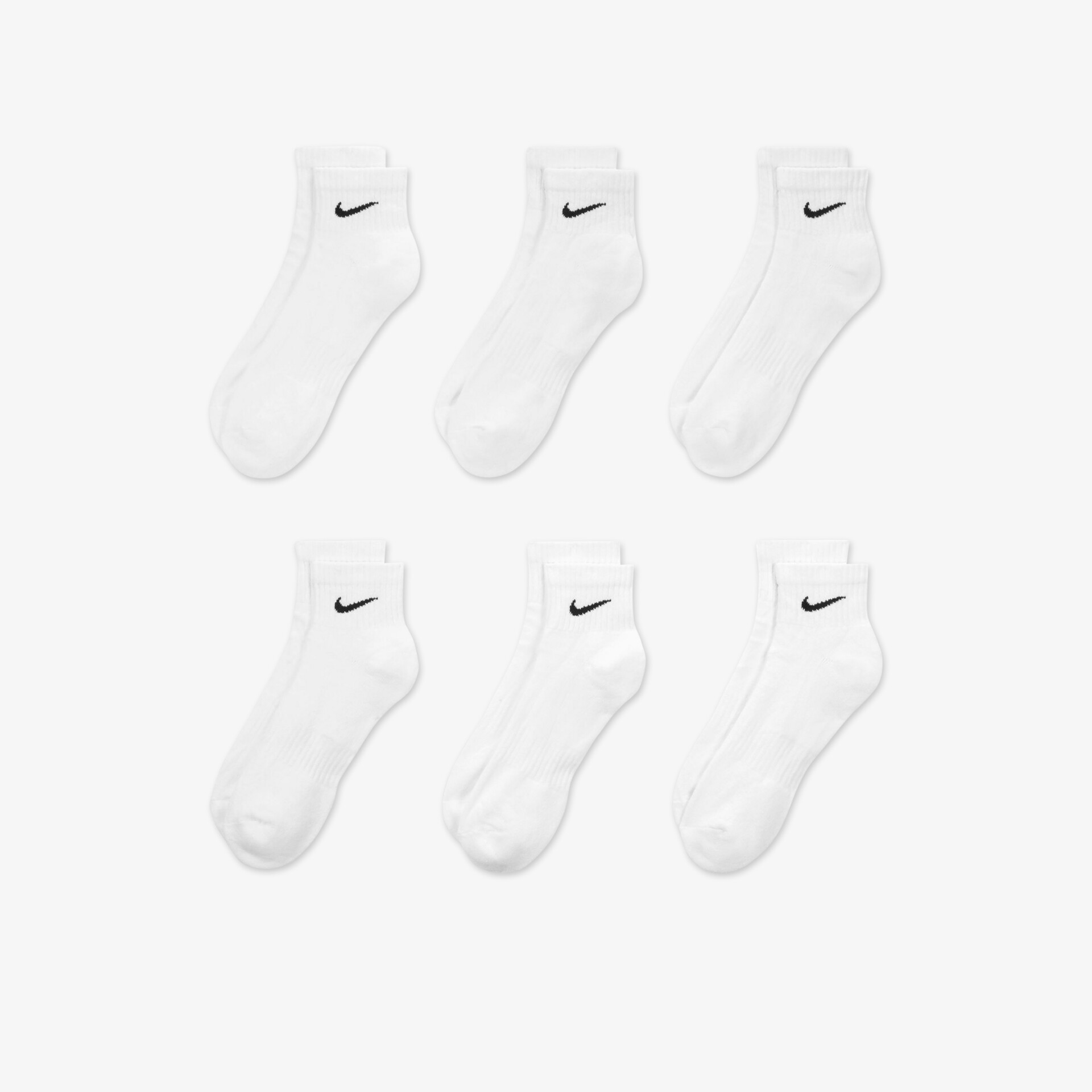 Sechs Paar weiße Sportsocken mit Logo, ideal für Training und Alltag, hoher Tragekomfort