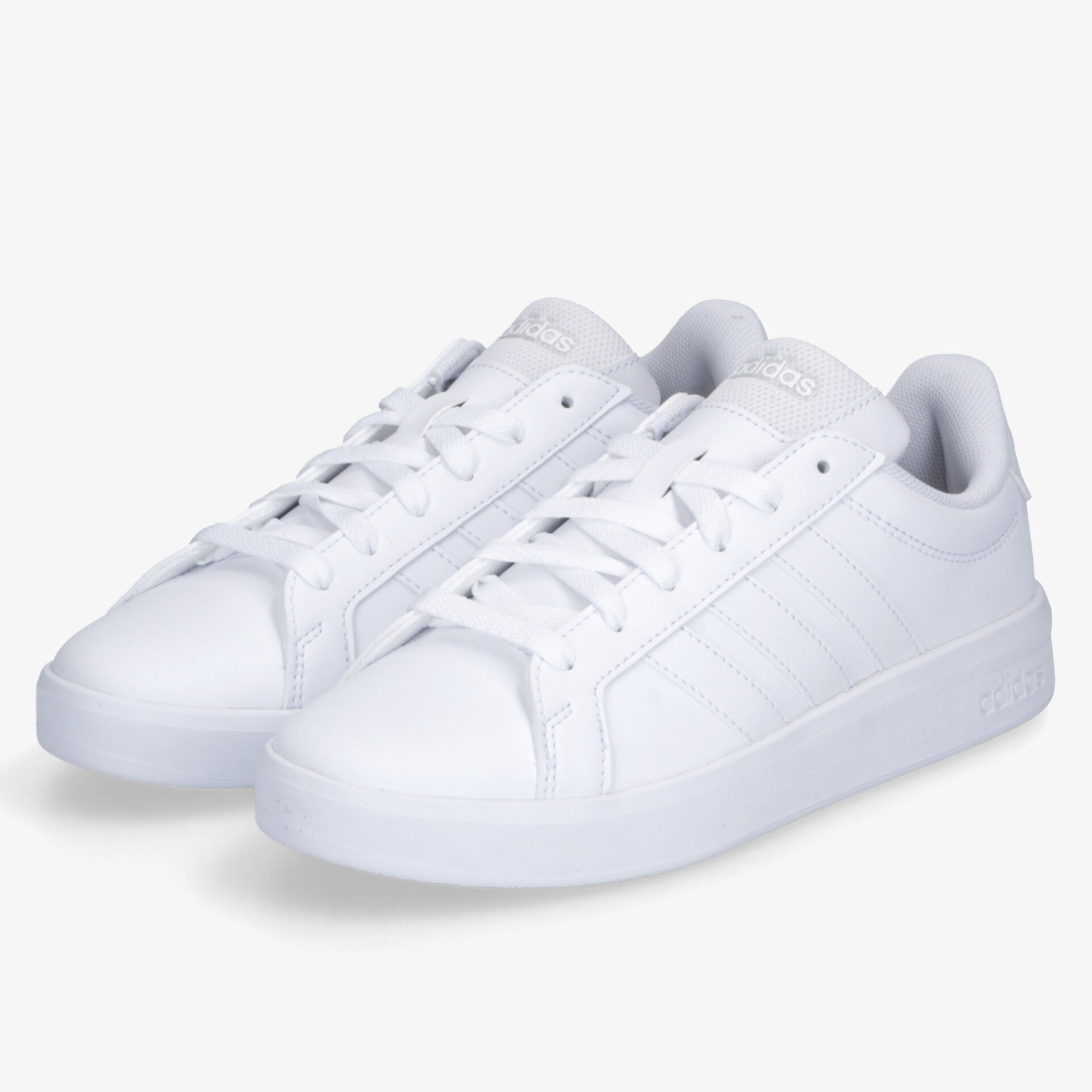 Weißes Sneaker-Paar in schräger Vorderansicht mit moderner Optik und komfortabler Passform auf weißem Hintergrund