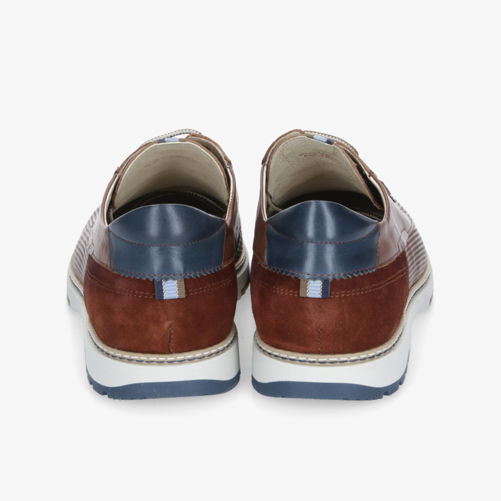 Stylische braun-blaue Ledersneaker in Rückansicht mit weißer Sohle, komfortabel gepolstert und modisch gestaltet