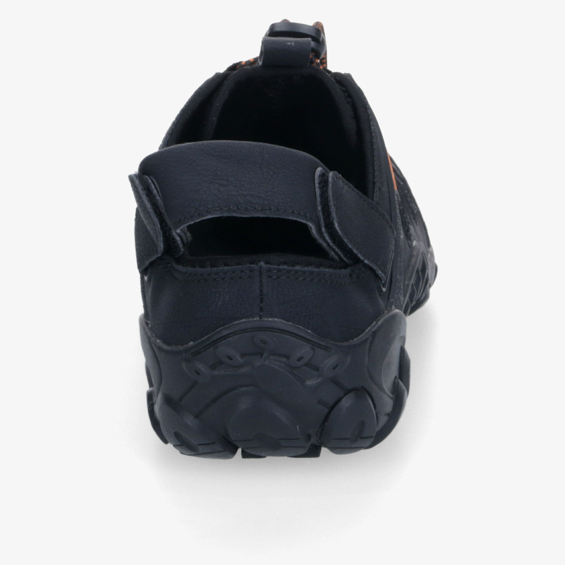 Rückansicht eines vielseitigen, robusten Schuhs mit rutschfester Sohle und flexiblem Design.