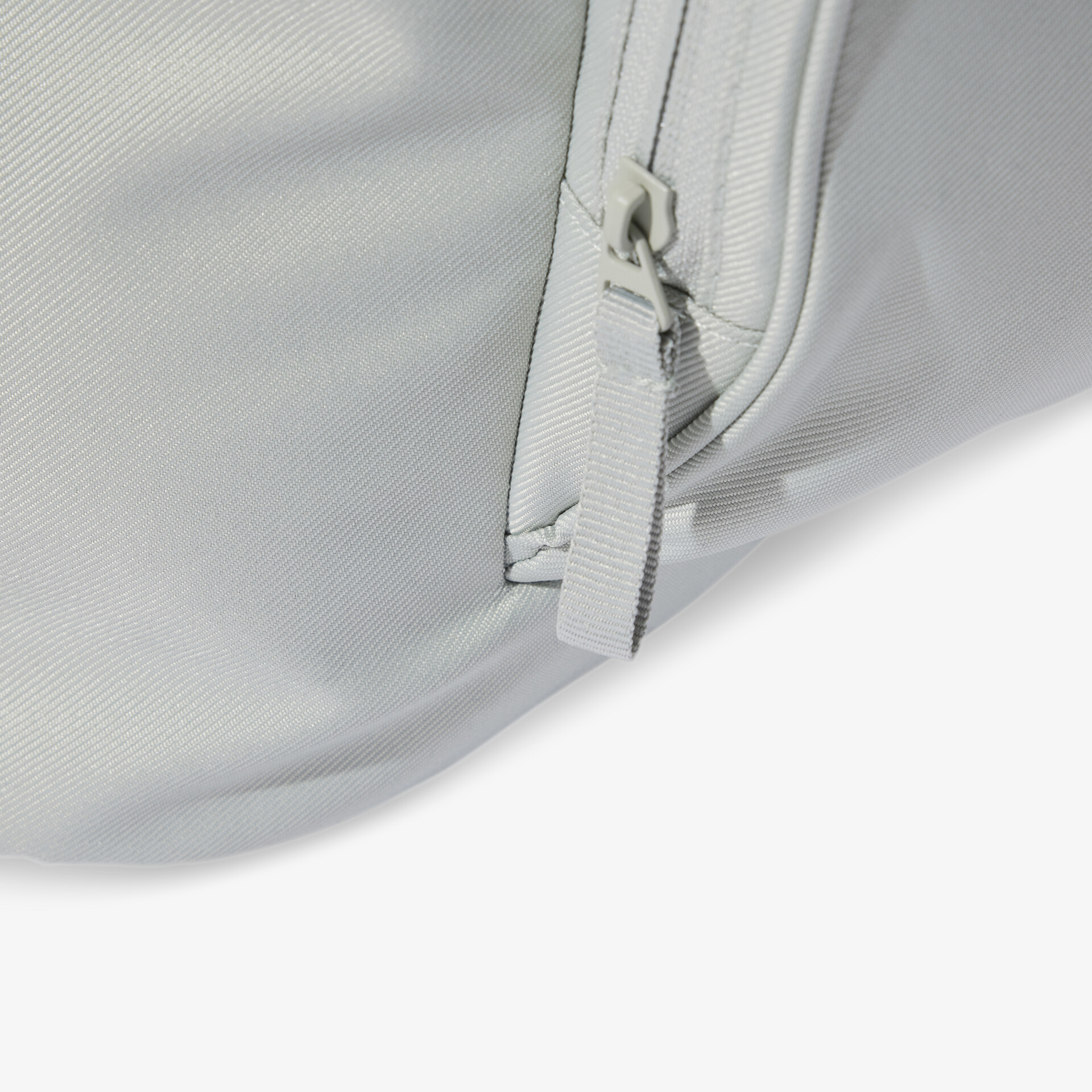 Detailaufnahme eines stabilen Reißverschlusses an grauem Material mit hochwertiger Verarbeitung