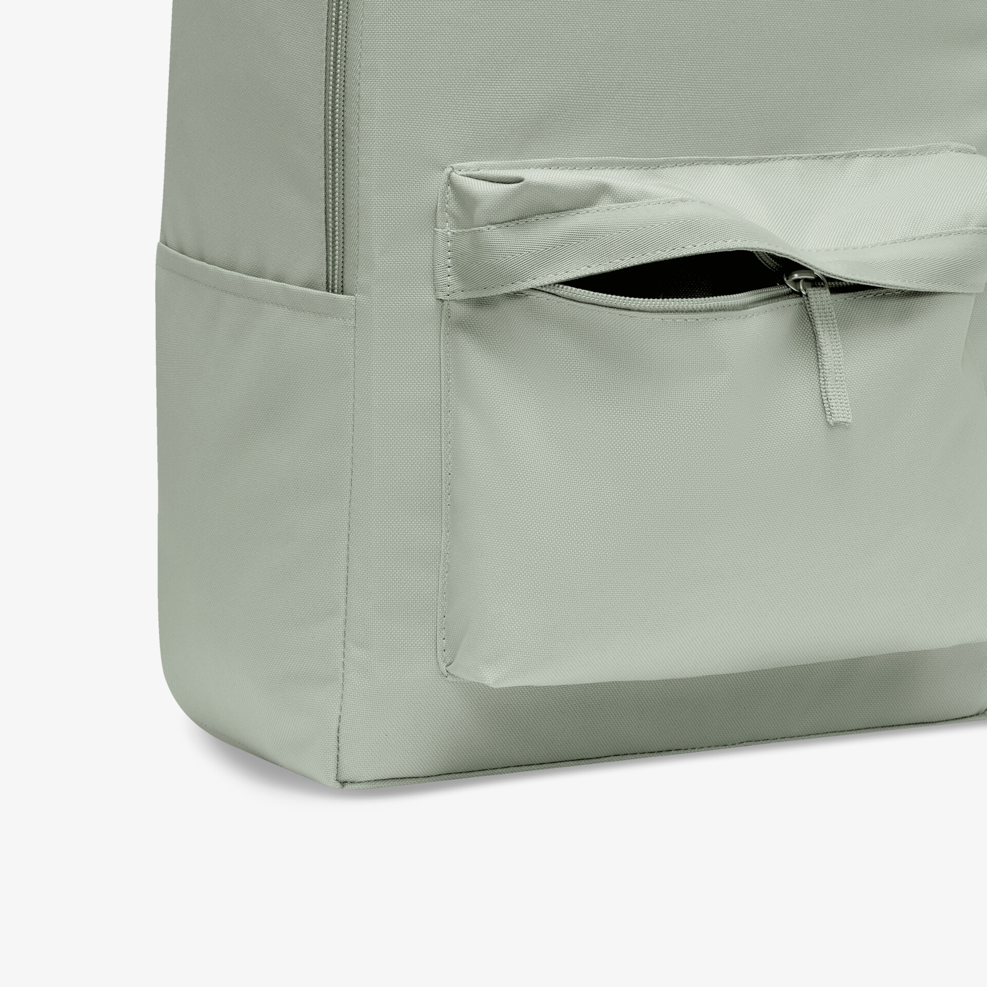 Detailaufnahme einer kompakten, robusten Tasche mit praktischem Reißverschlussfach für schnellen Zugriff