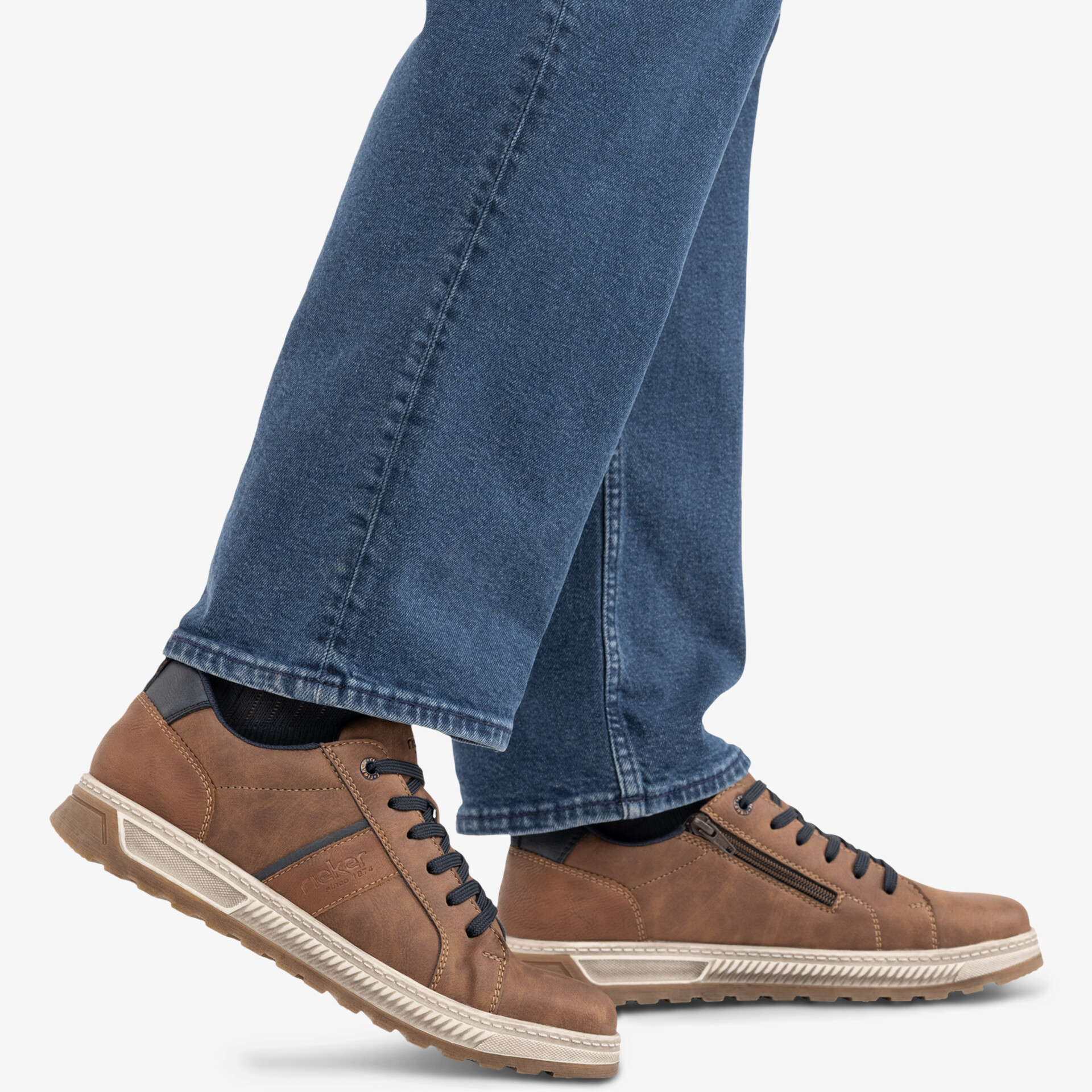 Braune Sneaker mit robuster Sohle und bequemer Passform, modisch und langlebig getragen