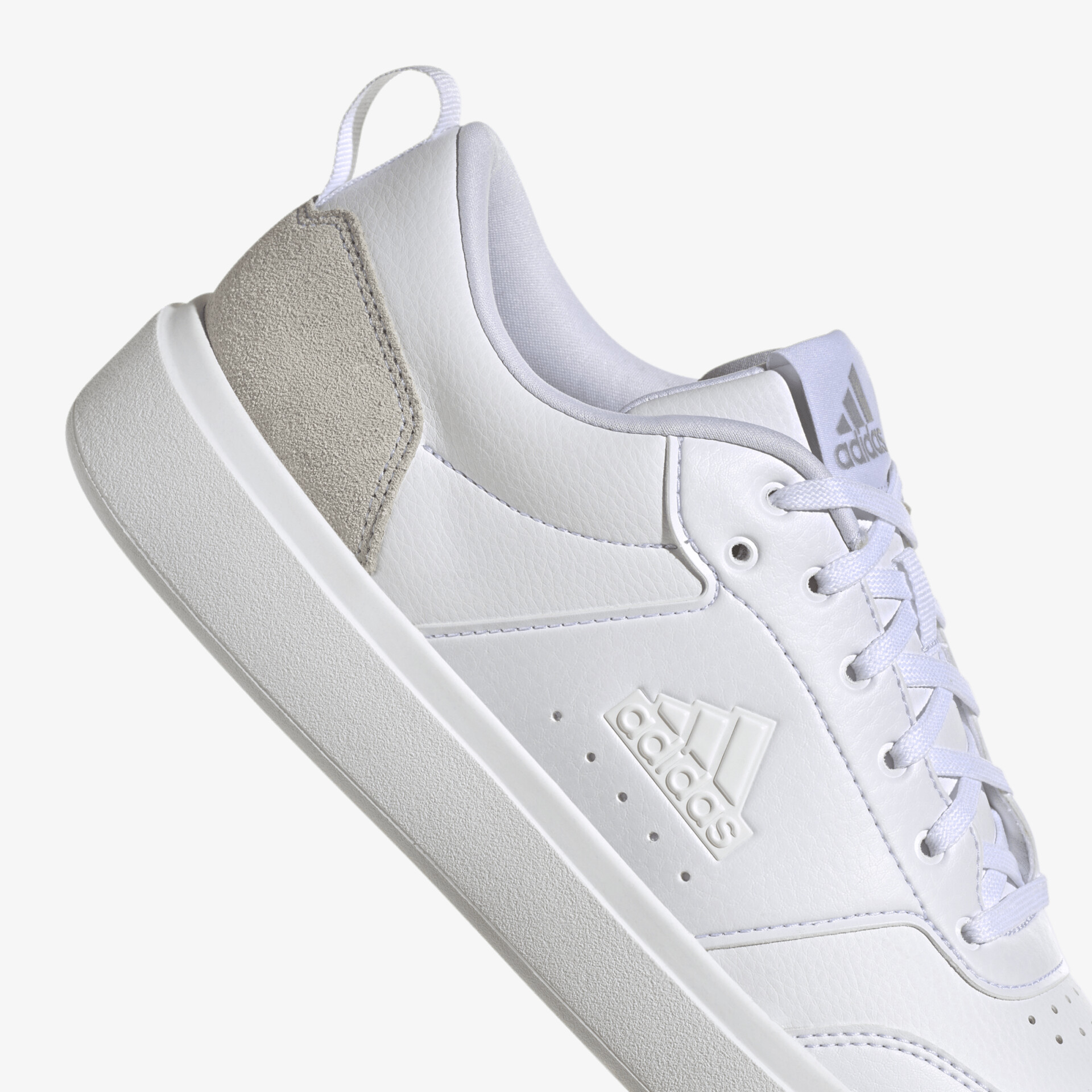 Moderner weißer Sneaker mit robustem Leder und seitlichem Logo für komfortable Freizeit- und Alltagsoutfits.