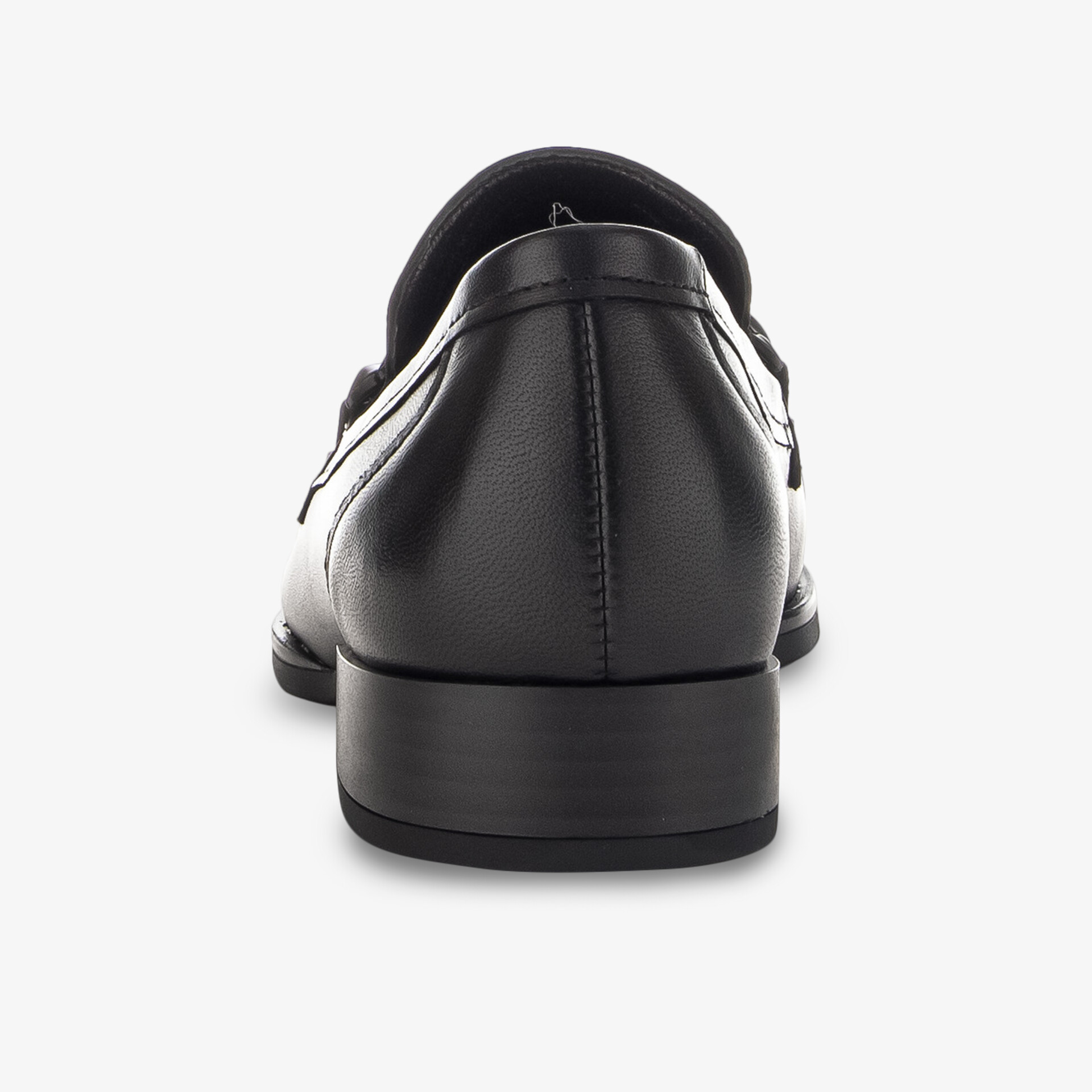 Eleganter schwarzer Lederschuh mit glatter Oberfläche und klassischem Design, seitlicher Blick.
