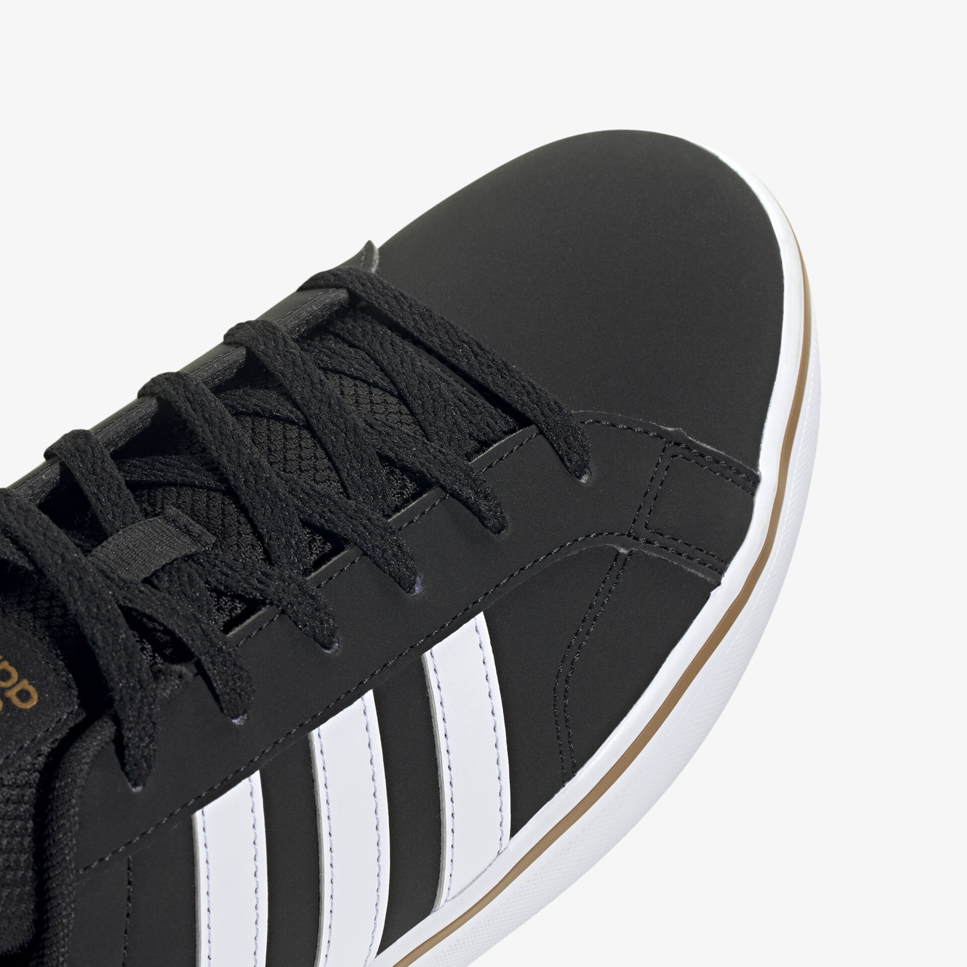 Schwarzer Sneaker mit weißen Streifen und robuster Gummi-Sohle, sportlich und komfortabel