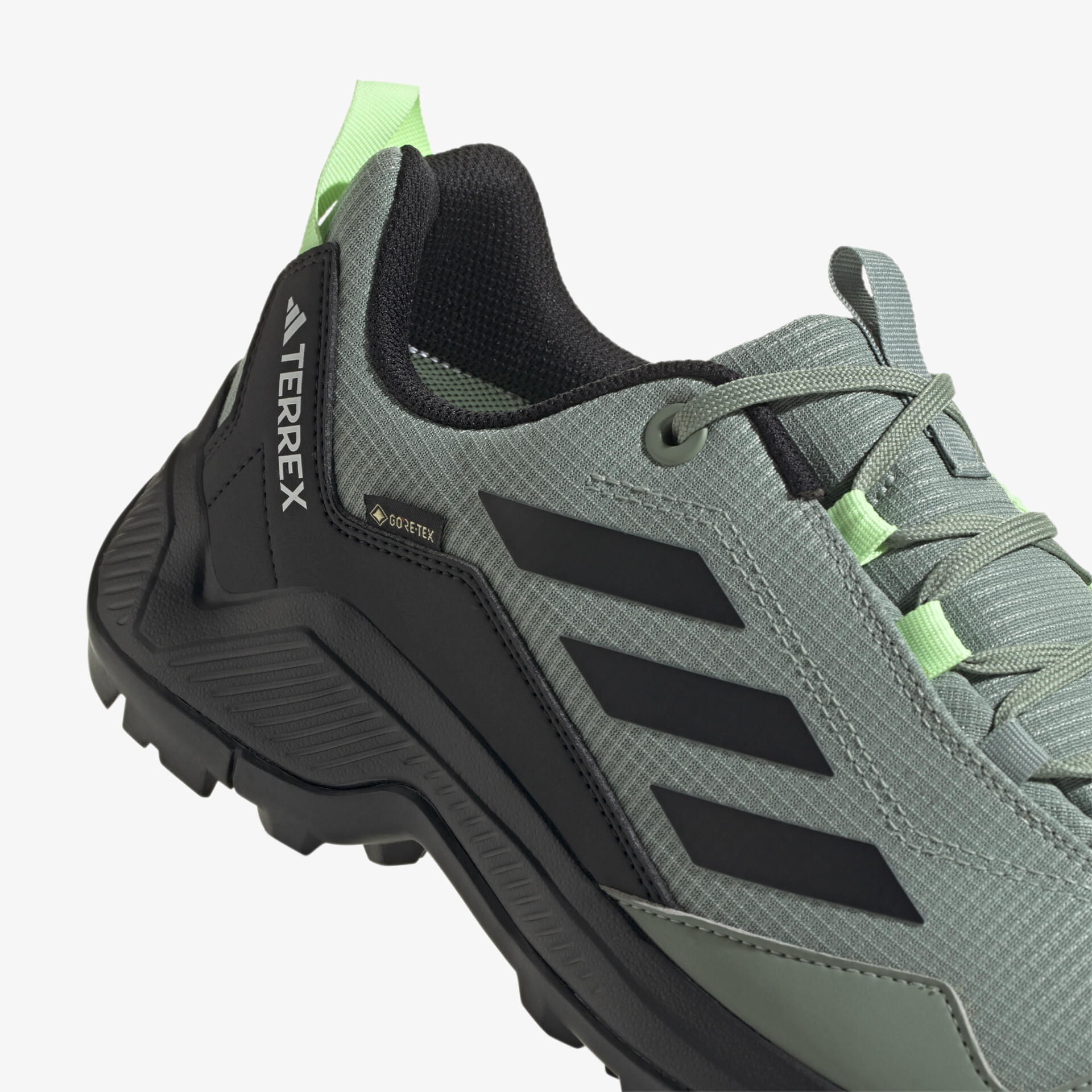 Moderner Outdoor-Schuh mit robustem Design und hervorragender Trittfestigkeit für jedes Abenteuer.