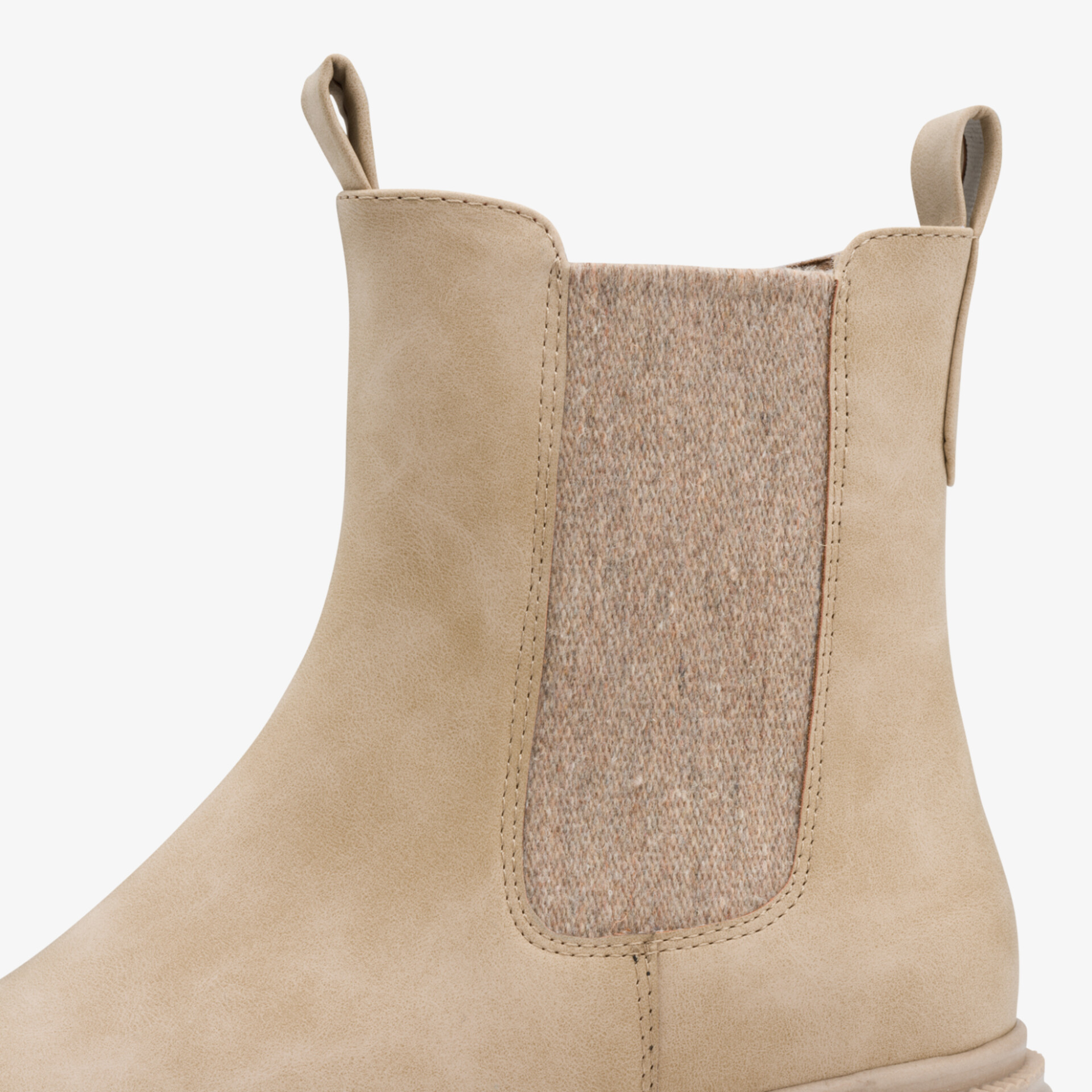 Beiger Chelsea Boot mit elastischem Seiteneinsatz, Schlaufe am Schaft und glattem Obermaterial in Detailansicht