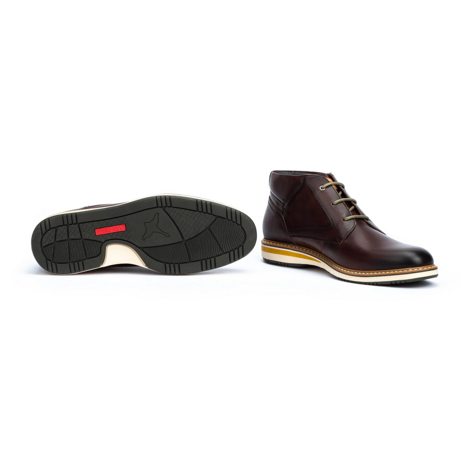 Elegante Lederstiefel mit robuster, rutschfester Sohle für stilvolle und komfortable Auftritte.