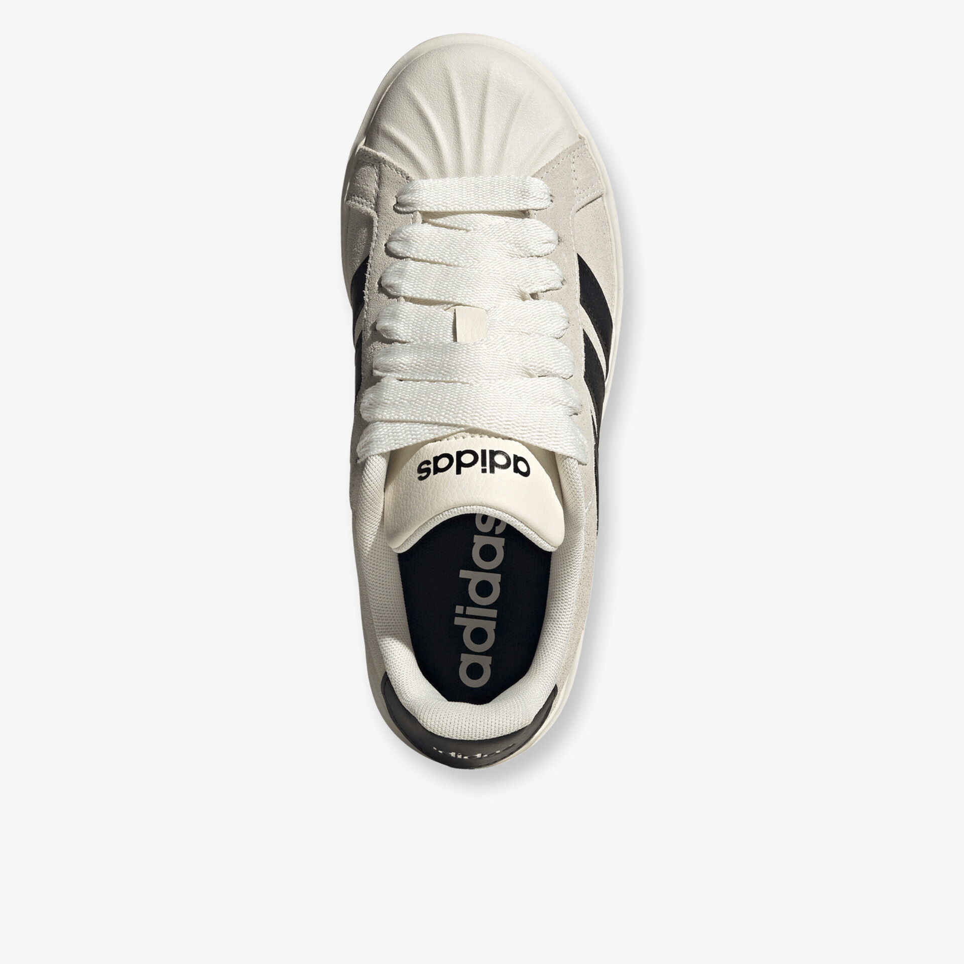 Weiße adidas Sneaker mit charakteristischer Shell-Toe-Front und bequemer Passform