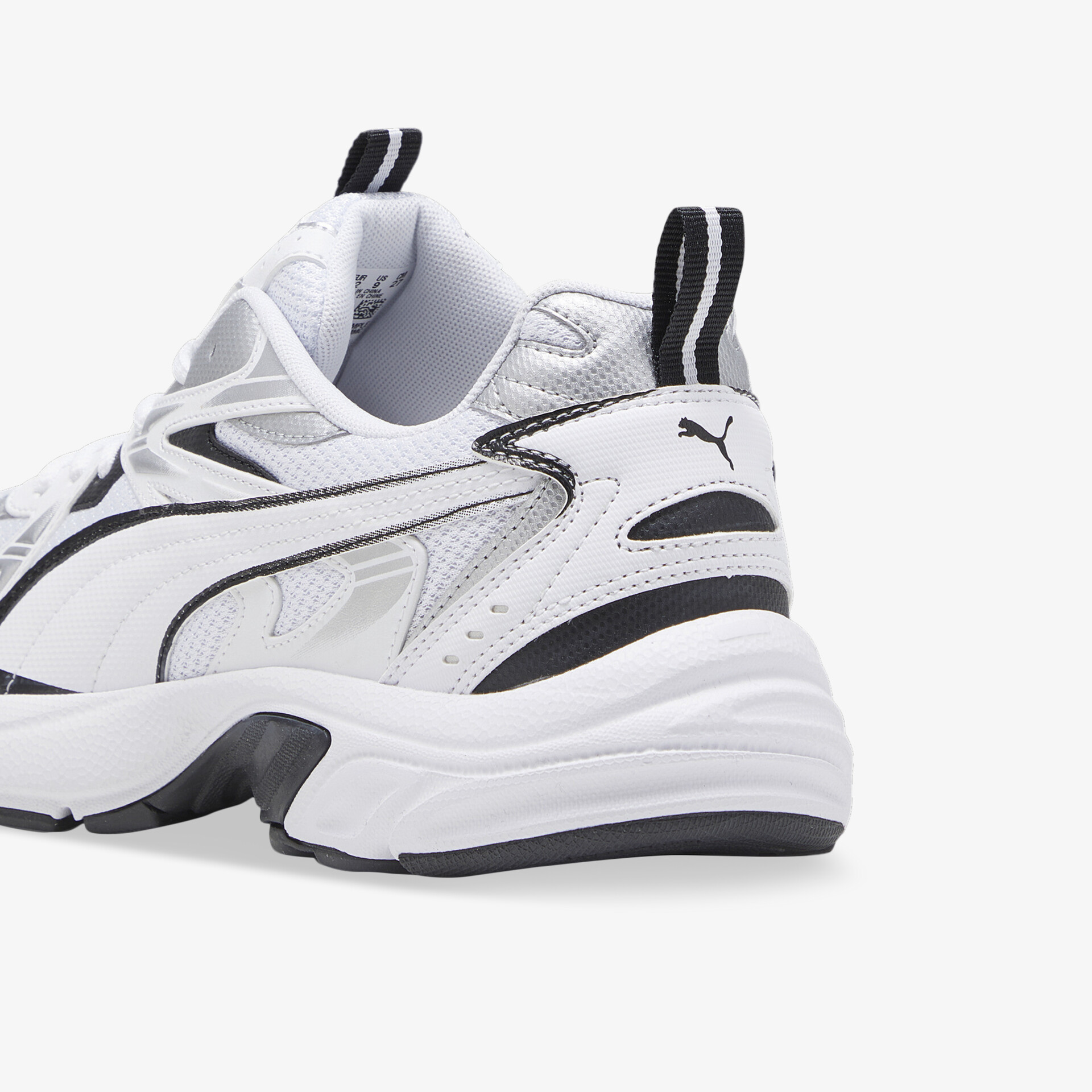 Leichter Sportschuh in Weiß und Schwarz mit atmungsaktivem Material und komfortabler Dämpfung, klare Seitenansicht