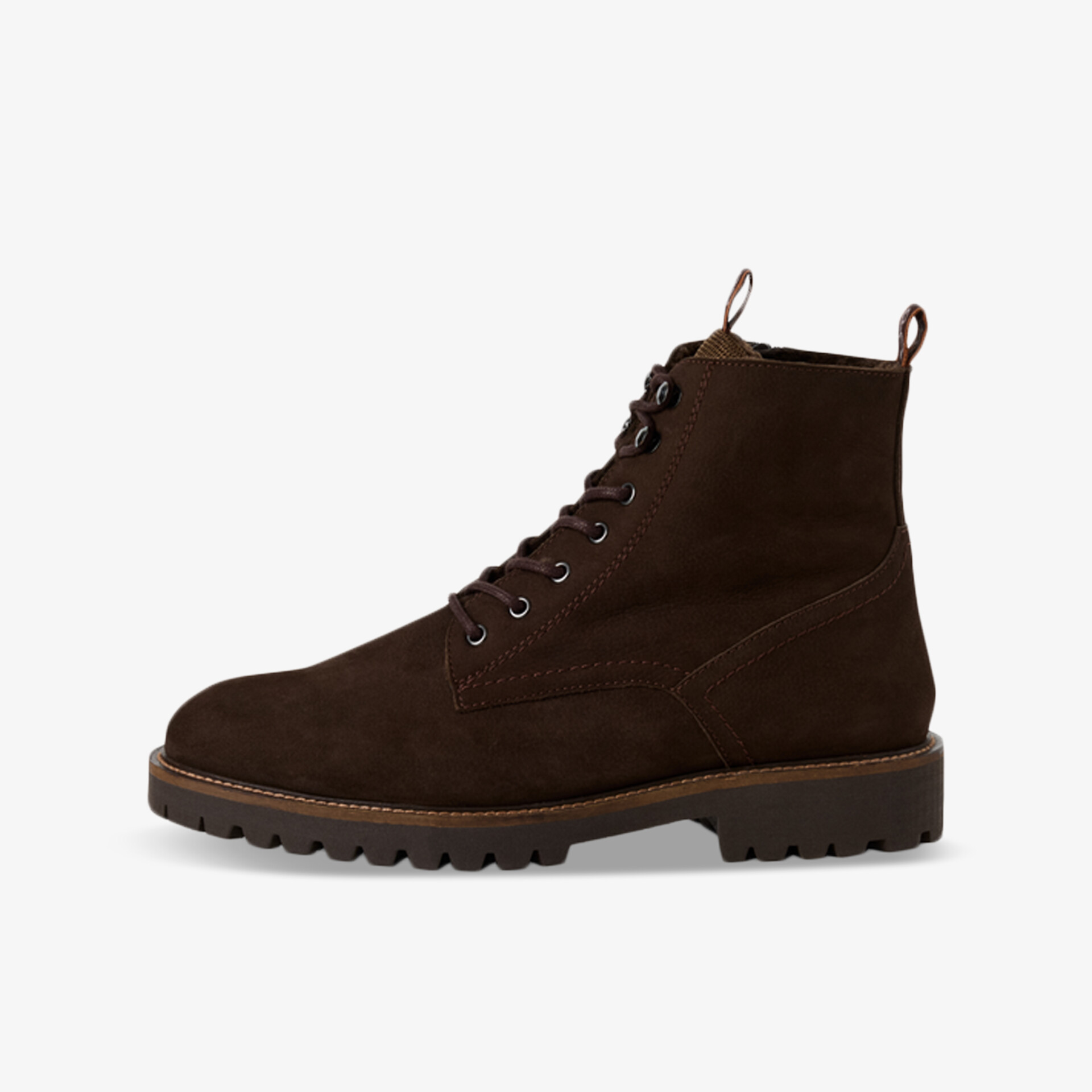 Dunkelbrauner Wildleder-Stiefel mit Schnürung und profilierter Sohle, klar seitliche Ansicht, robust und bequem