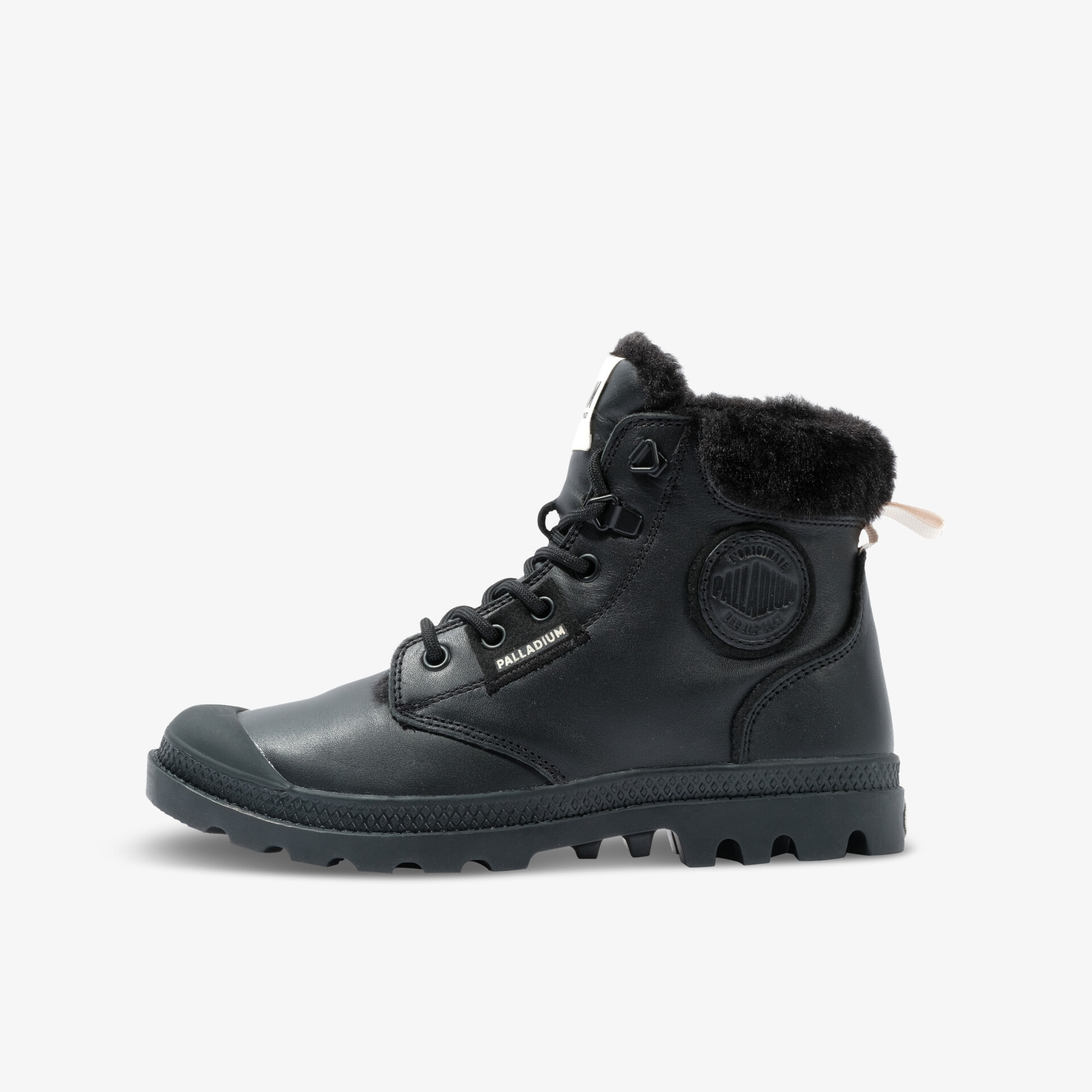 Schwarzer Winterstiefel mit warmem Innenfutter, robuster rutschfester Sohle und komfortabler Schnürung, seitliche Ansicht