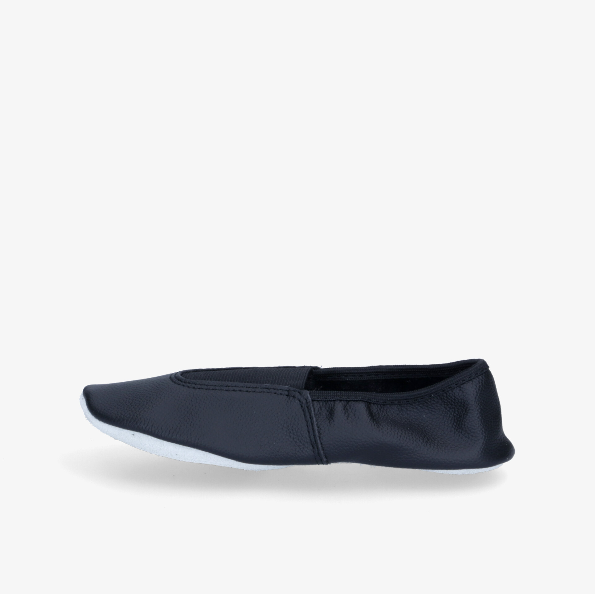 Klassischer schwarzer Slipper mit flexibler Sohle in seitlicher Ansicht für maximalen Tragekomfort.