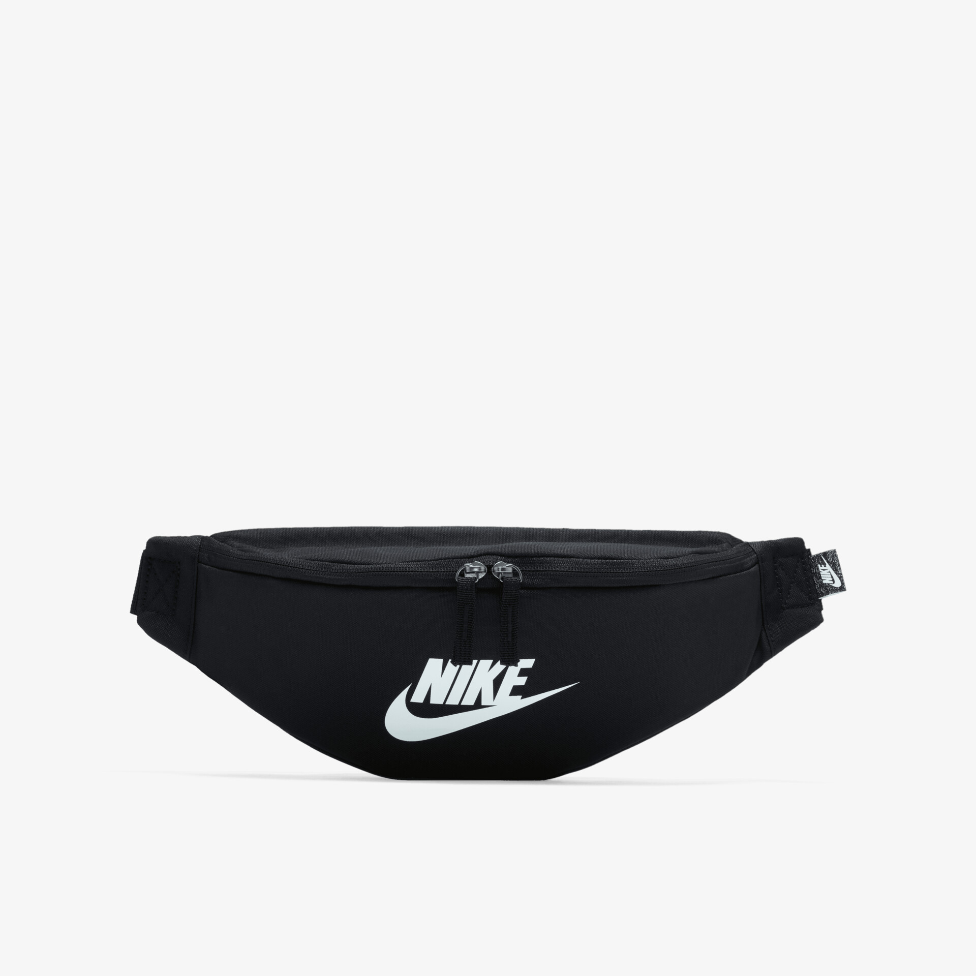Schwarze Nike Gürteltasche mit weißem Logo, verstellbarem Gurt und praktischem Reißverschluss vorne