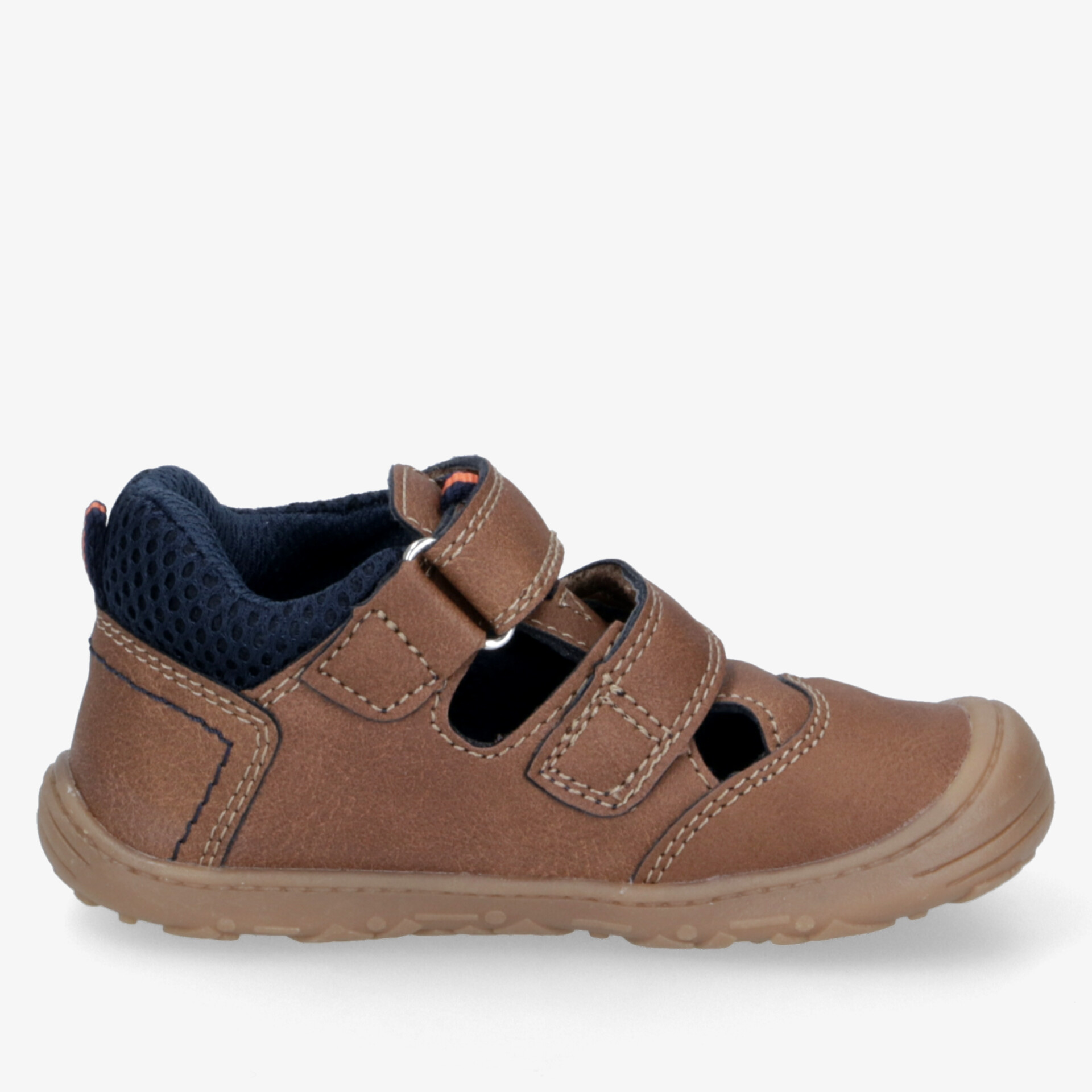 seitliche Ansicht eines braunen Kinderschuhs mit zwei Klettverschlüssen und flexibler, rutschfester Sohle