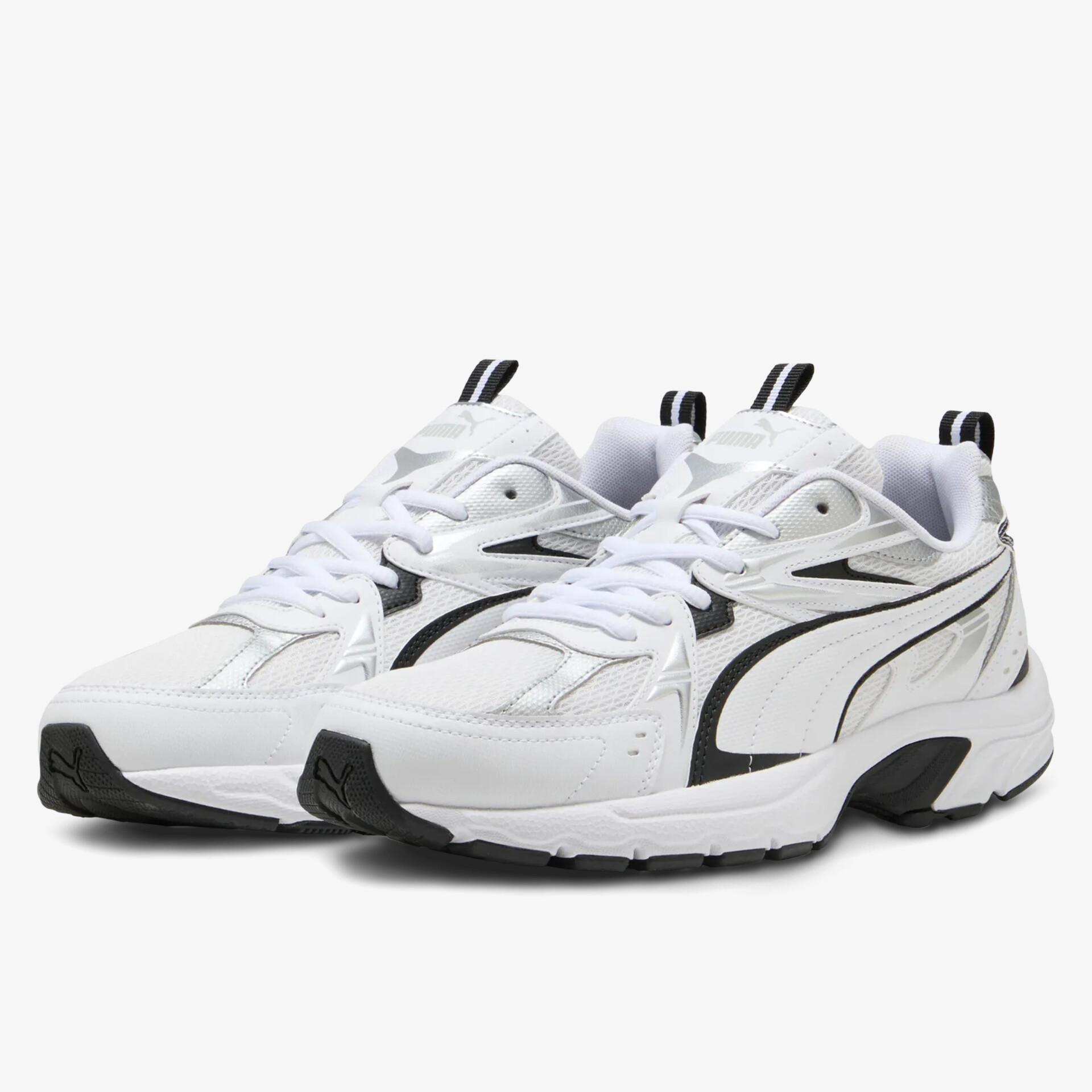 Schräg vorne Ansicht von weißen Sportschuhen mit modernem Design und komfortabler, rutschfester Sohle