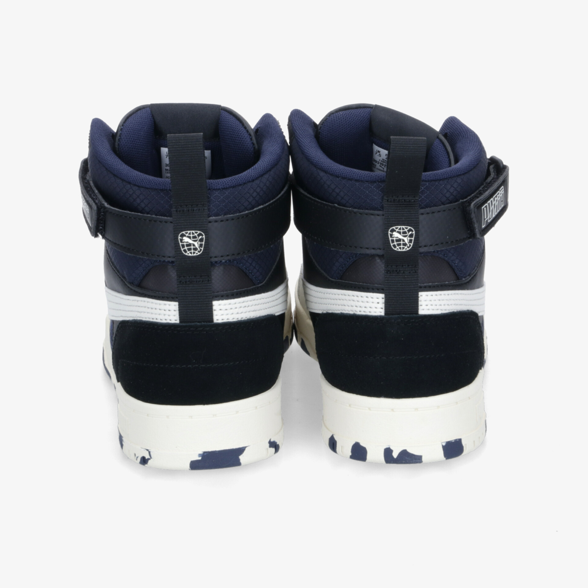 Rückansicht von gepolsterten Sportschuhen mit hohem Schaft und robustem Design, stabil und komfortabel