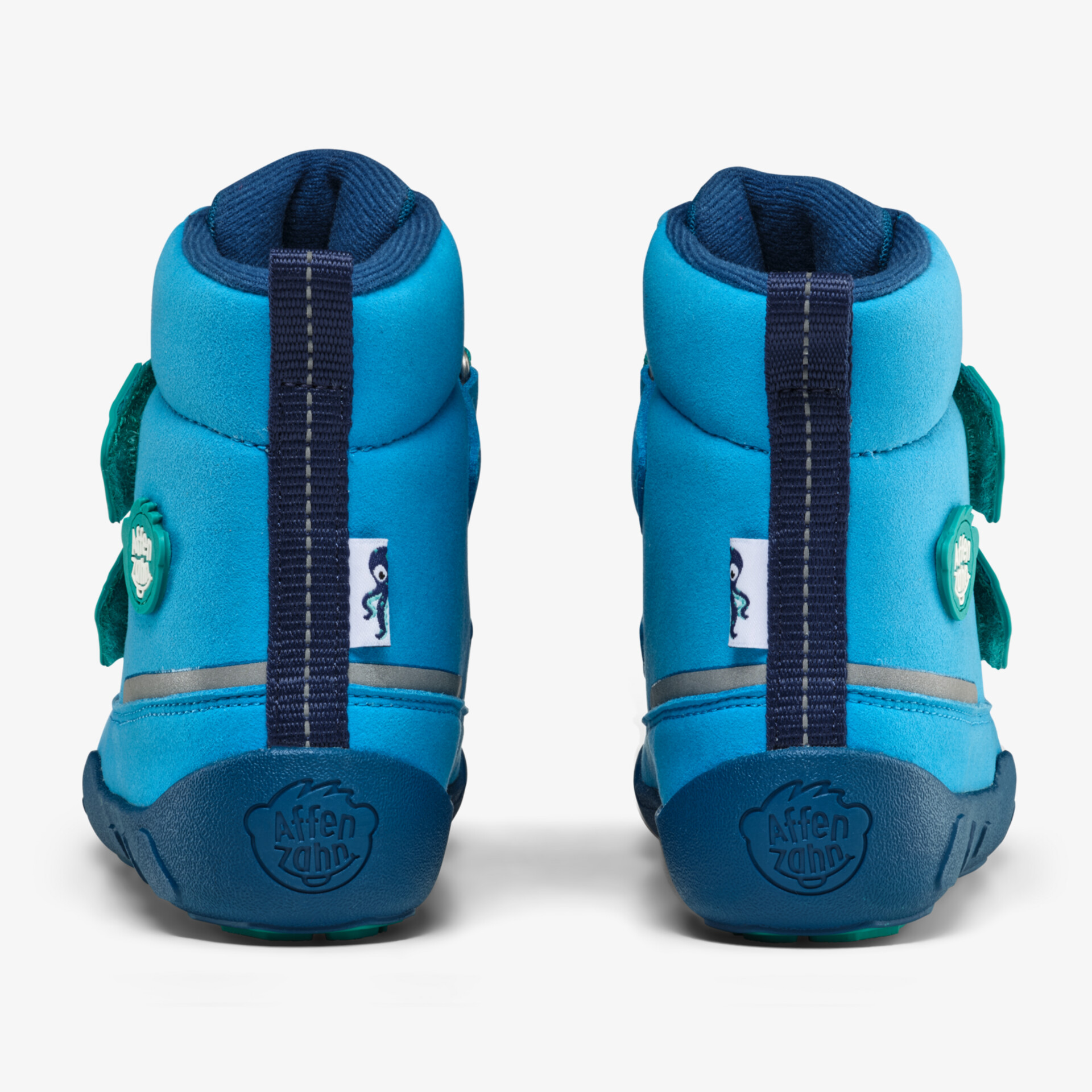 Rückansicht von robustem, bequemem blauem Schuh mit gepolstertem Schaft und flexiblem Klettverschluss