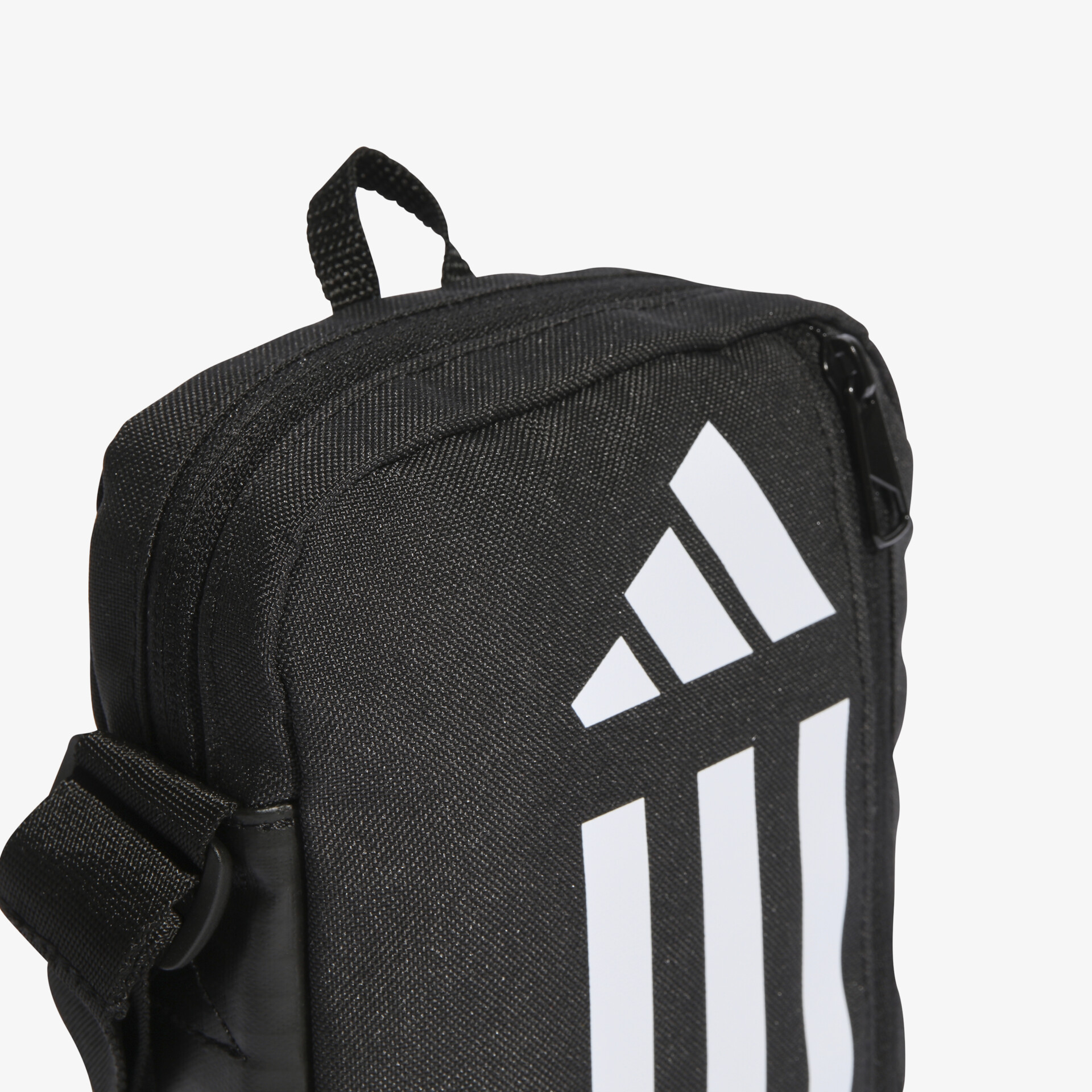 Detailansicht schwarze sportliche Tasche mit weißem Adidas-Logo, Reißverschluss und praktischem Tragegriff