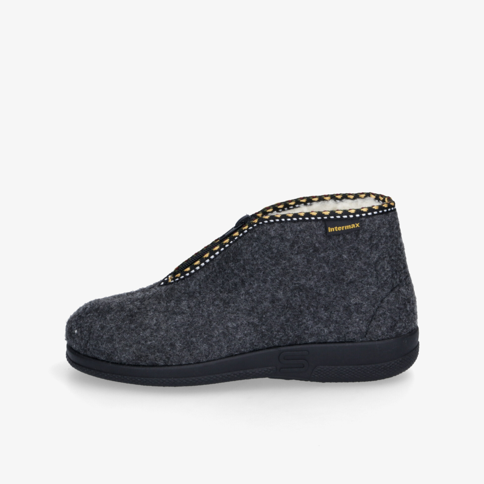 Seitliche Ansicht eines grauen Hausschuhs aus Filz mit bequemer Passform und rutschfester Sohle