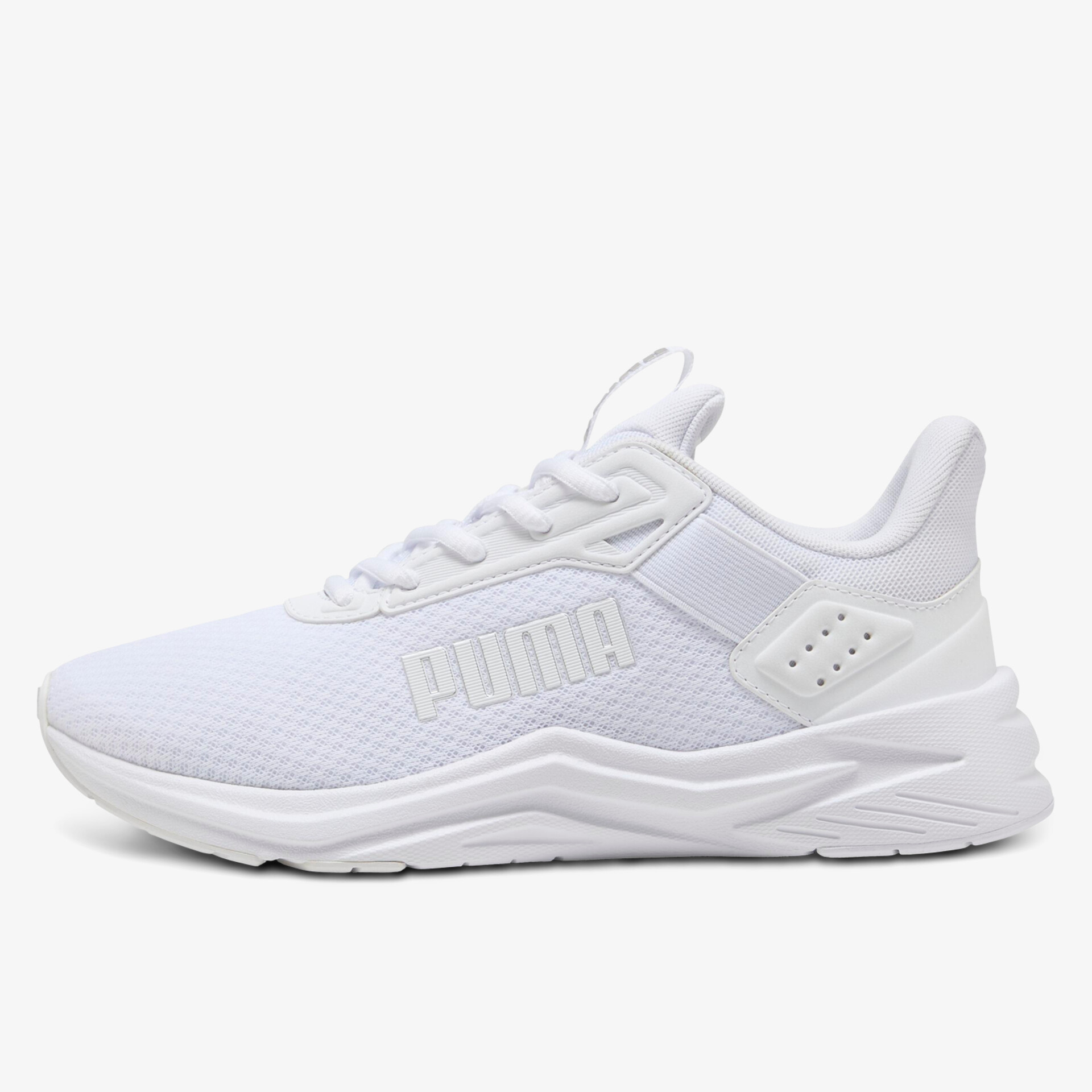 Leichter weißer Sportschuh mit atmungsaktivem Material und rutschfester Sohle in klarer Seitenansicht