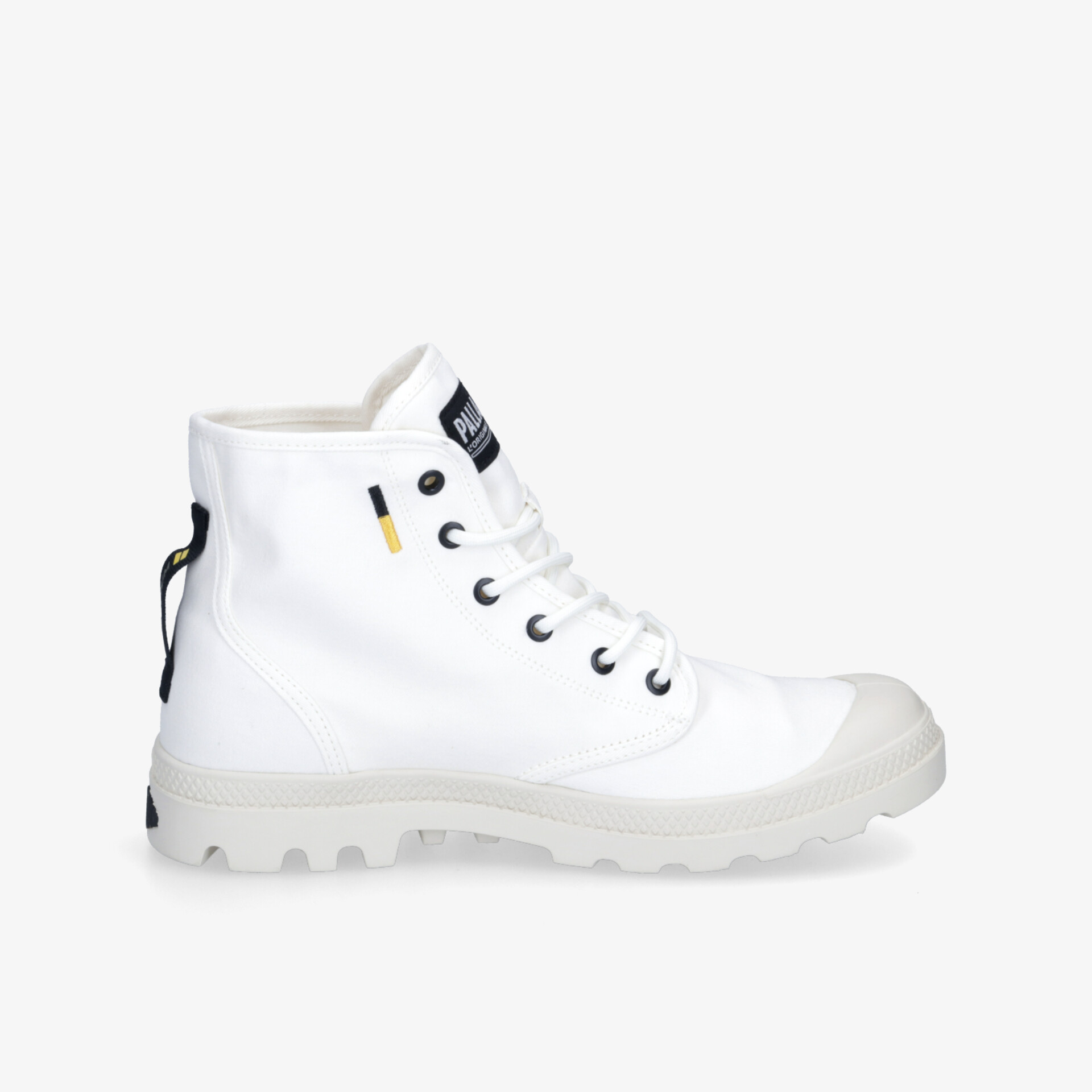 Weißer stylischer Sneaker mit robuster Sohle und komfortabler Passform in klarer Seitenansicht