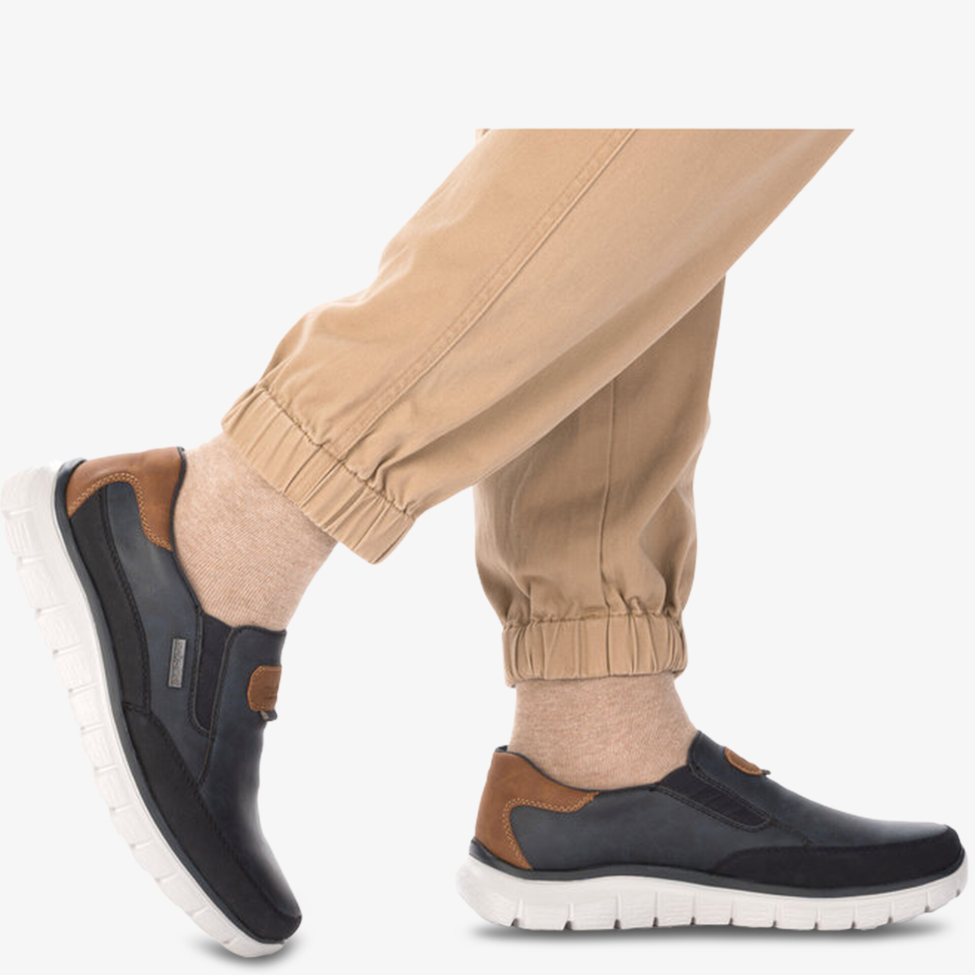 Bequemer Slipper mit rutschfester weißer Sohle und flexiblem schwarzen Obermaterial, ideal für Alltag