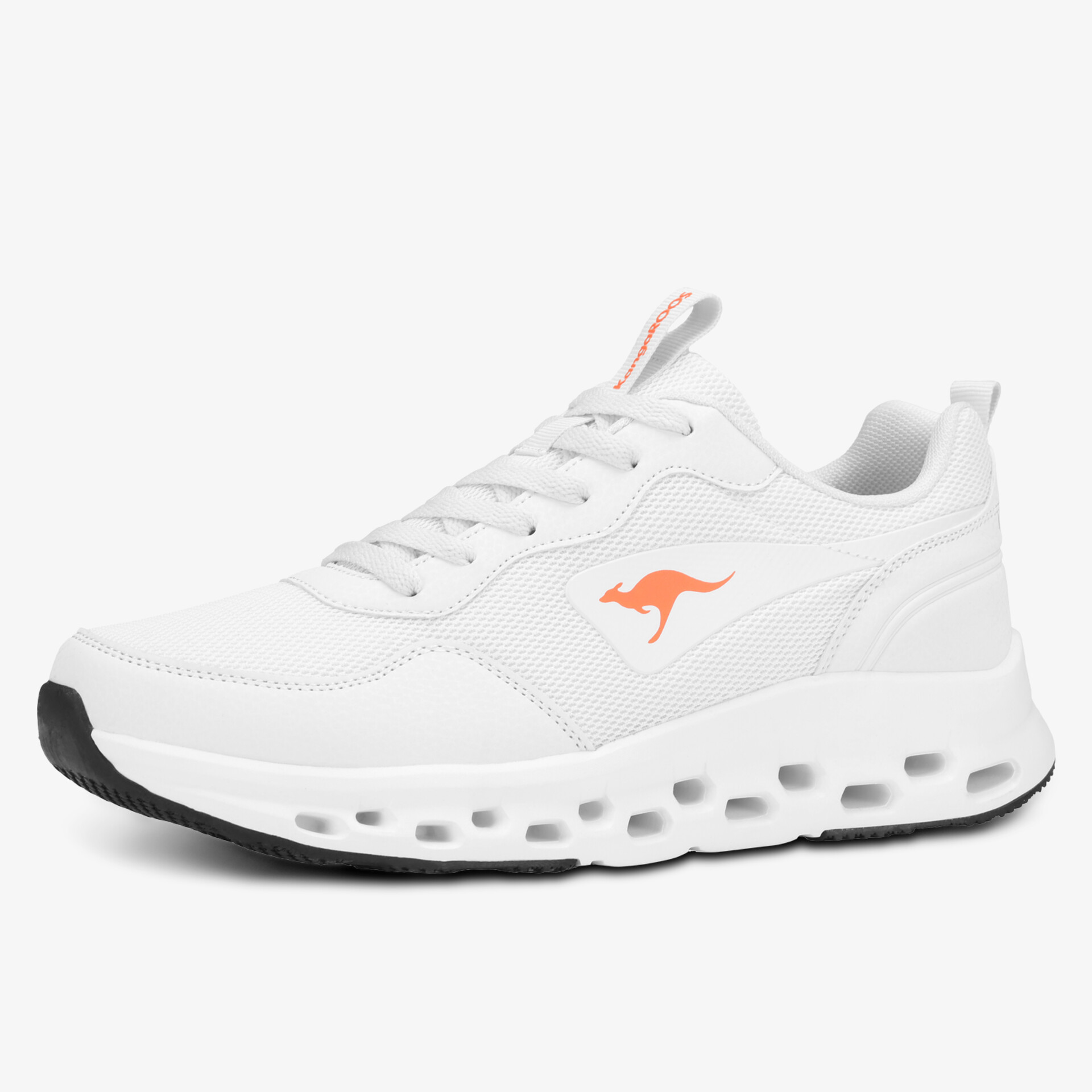 Moderner weißer Sneaker mit atmungsaktivem Material und leichter rutschfester Sohle für komfortables Tragen