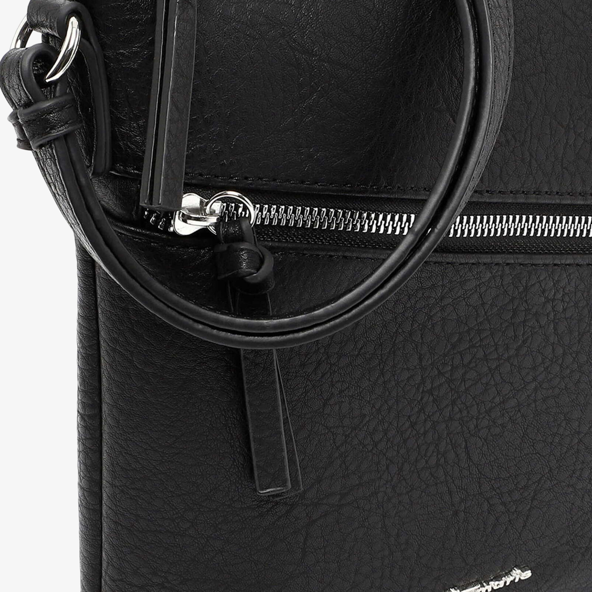 Detailaufnahme einer eleganten schwarzen Tasche mit Reißverschluss und leichtem Glanz