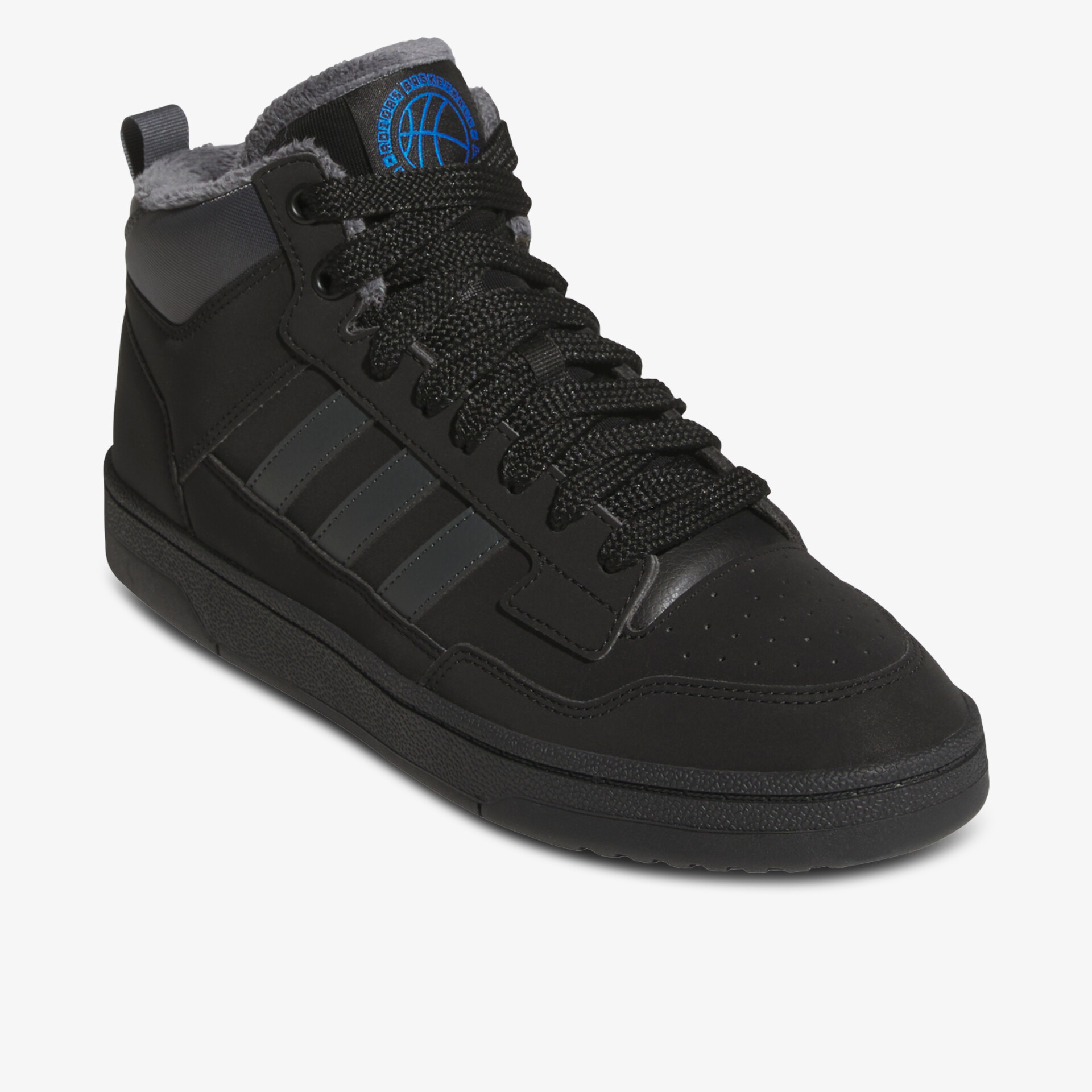 Schwarzer Sneaker mit hohem Schaft und stabiler Profilsohle, komfortabel gepolstert für vielseitige Nutzung