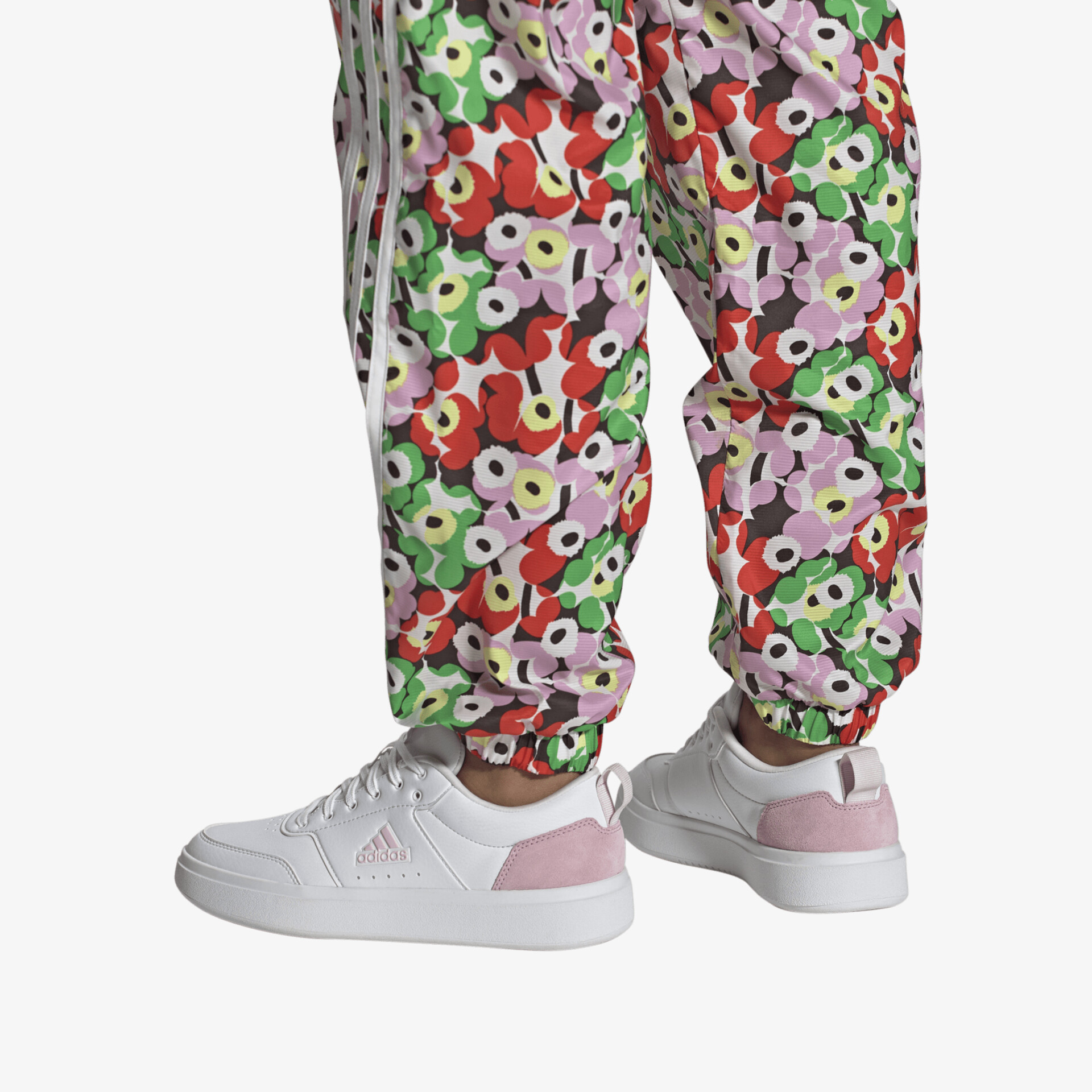 Stilvolle weiße Sneakers mit rosa Akzenten, perfekt für sportliche Aktivitäten und Freizeit.