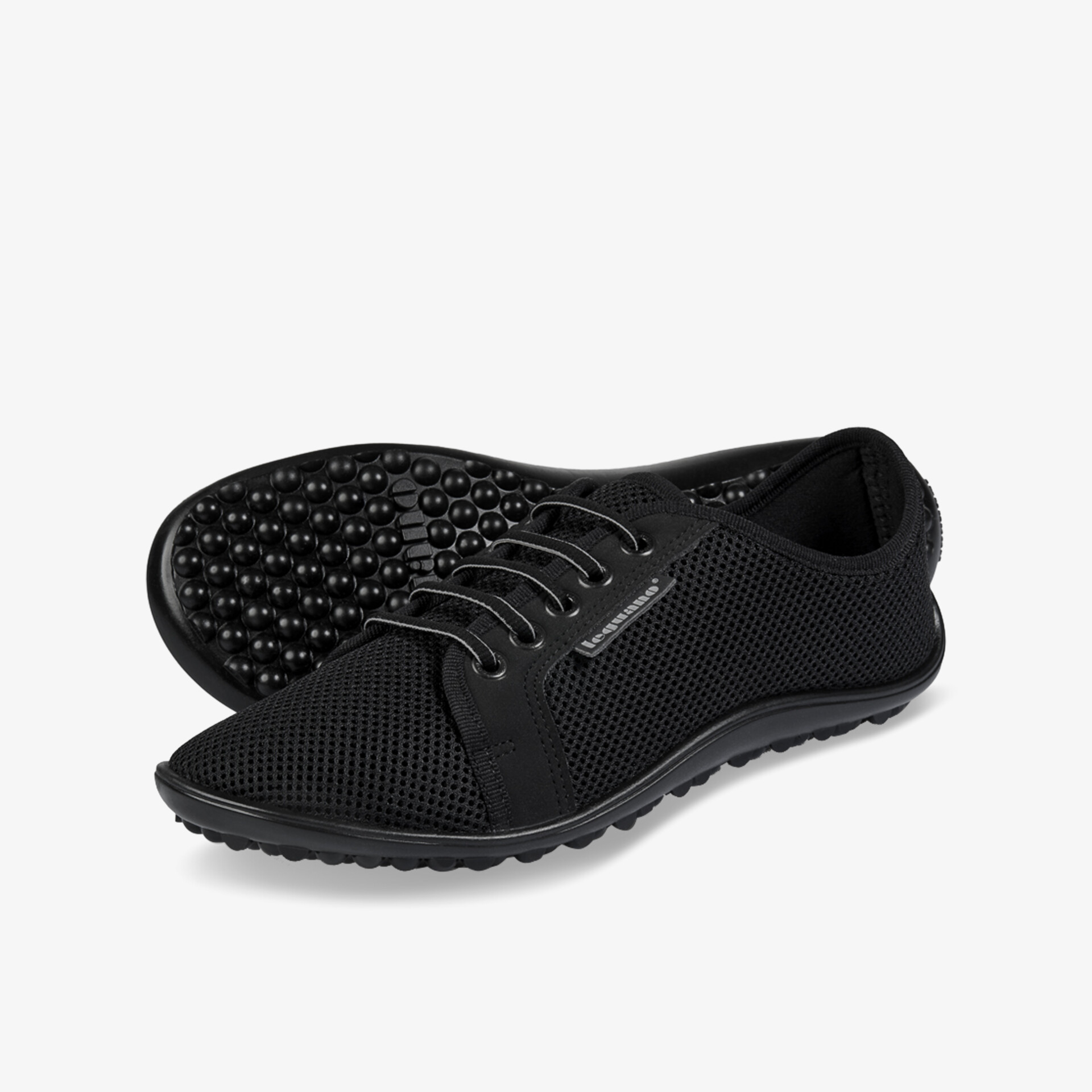 Leichter und flexibler schwarzer Sneaker mit atmungsaktivem Obermaterial und rutschfester Sohle.
