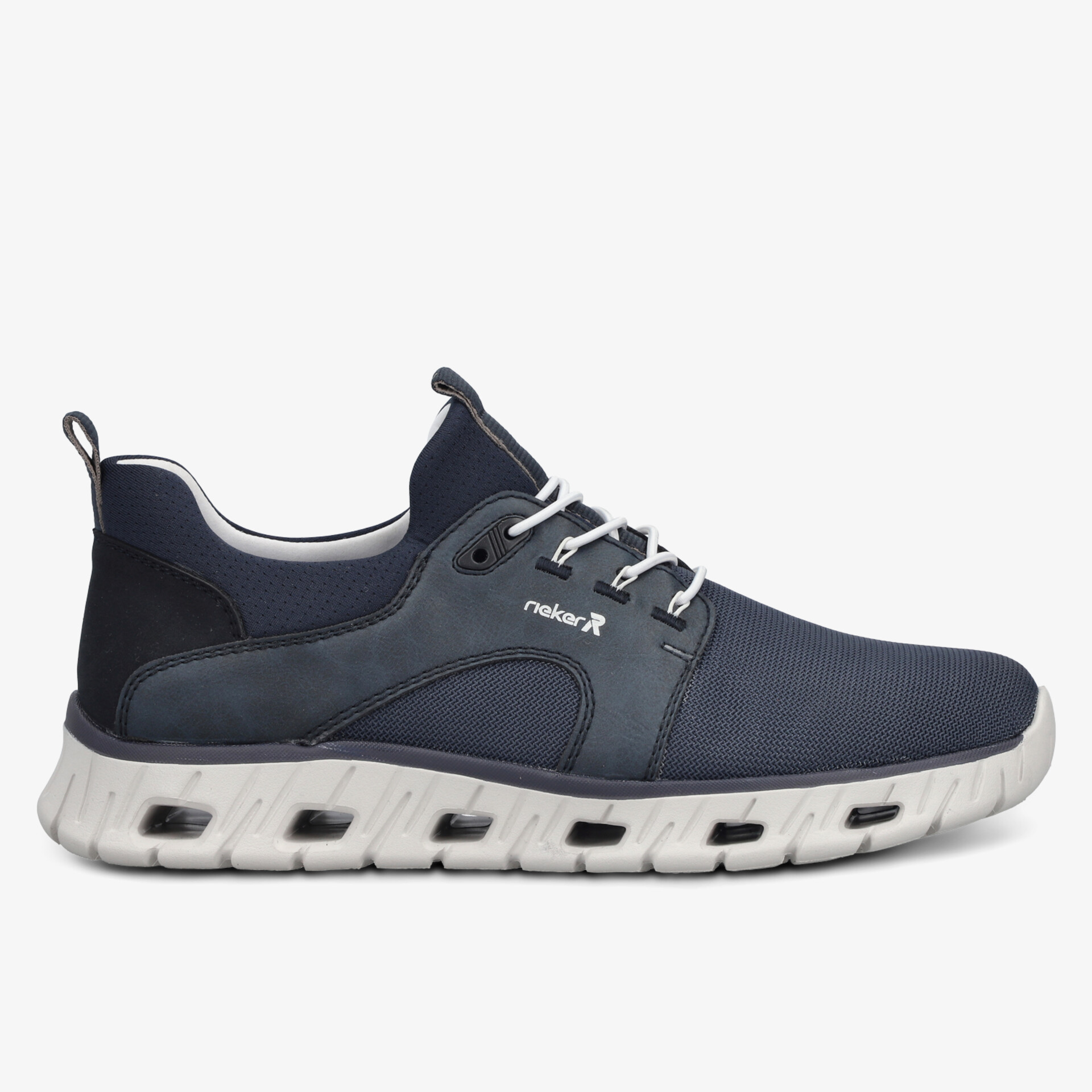 leichter Sneaker mit atmungsaktivem Material und flexibler weißer Sohle, ideal für sportlichen Komfort