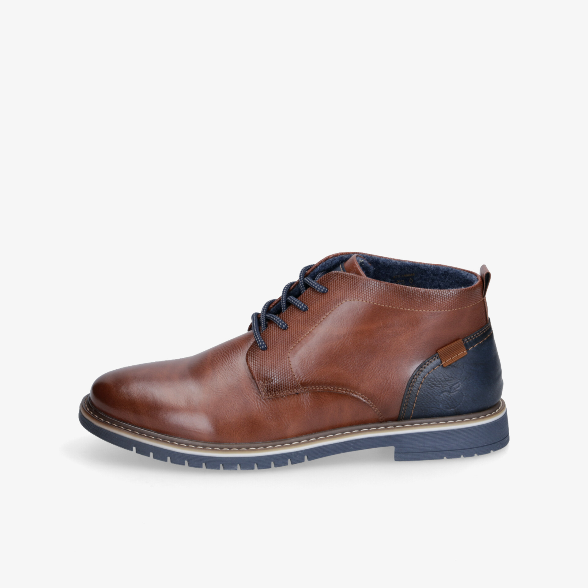 Eleganter brauner Chukka-Stiefel in klarer seitlicher Ansicht mit robuster Sohle und feiner Lederstruktur
