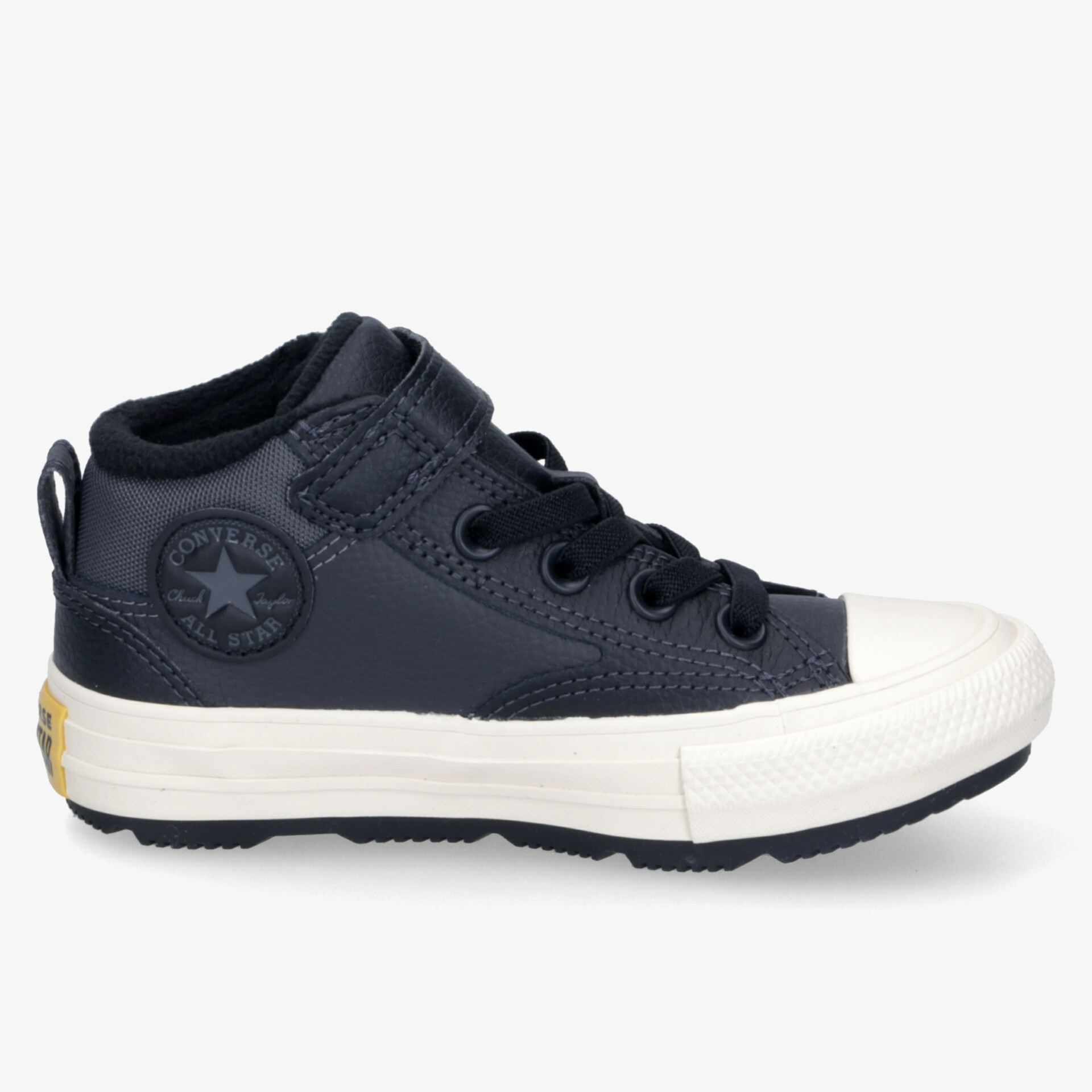 Schwarzer High-Top Sneaker mit robuster weißer Sohle und langlebiger Schnürung in klarer Seitenansicht