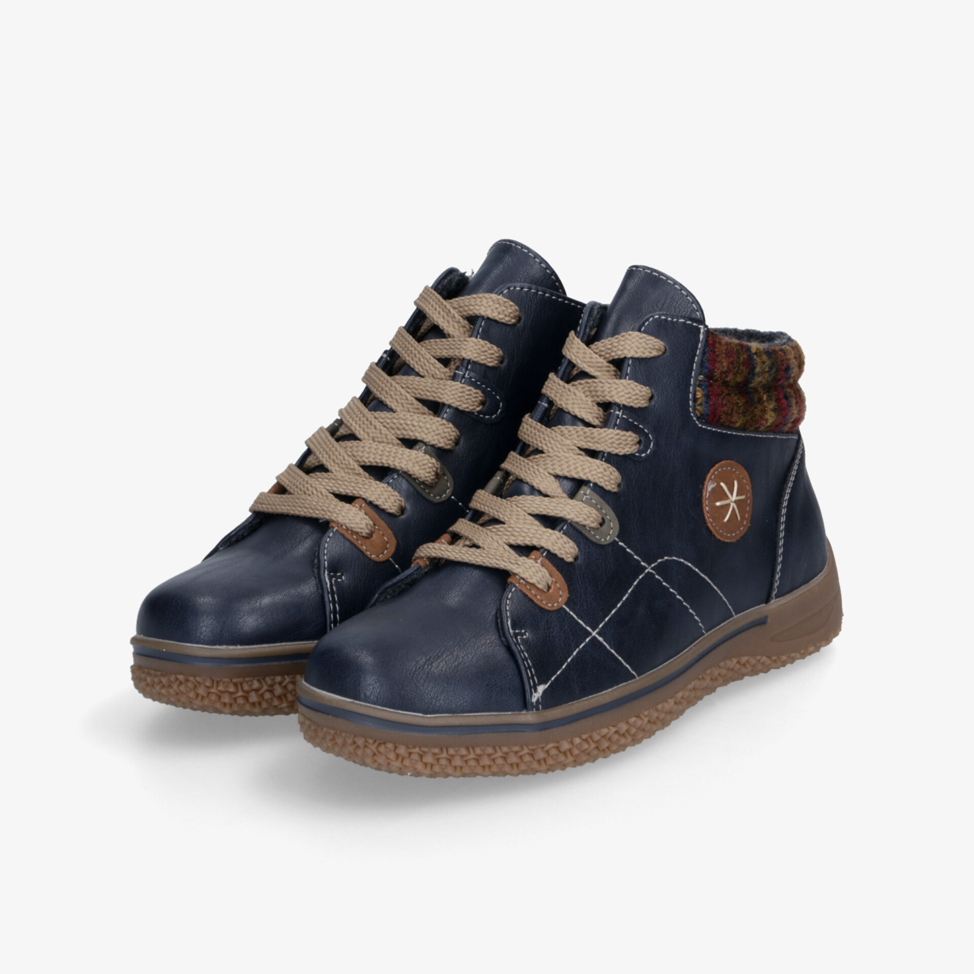 Bequeme und robuste blaue Freizeitschuhe mit braunen Akzenten und rutschfester Sohle, im Paar sichtbar