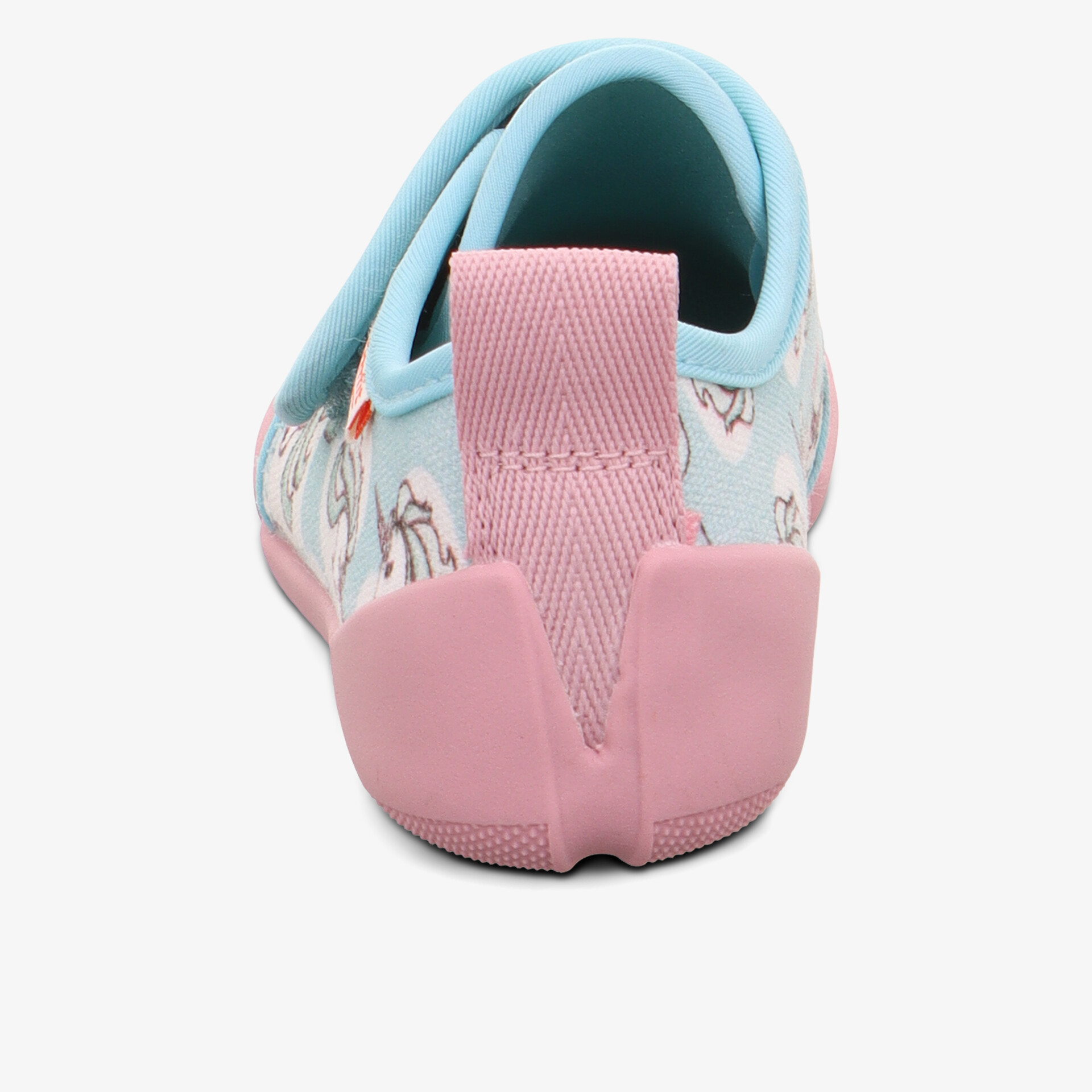 Rückansicht eines Kinderschuhs mit pastellblauer Innenseite, rosa Verstärkung und niedlichem Einhornmuster