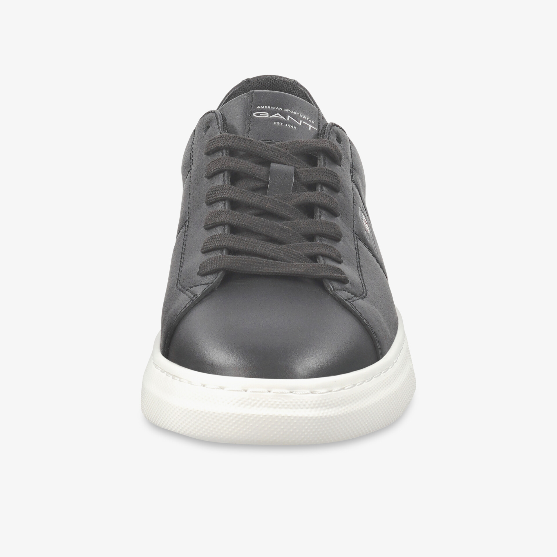 Schwarzer Sneaker mit weißem Sohlenrand und klassischer Schnürung in klarer Frontansicht, sportlich und robust