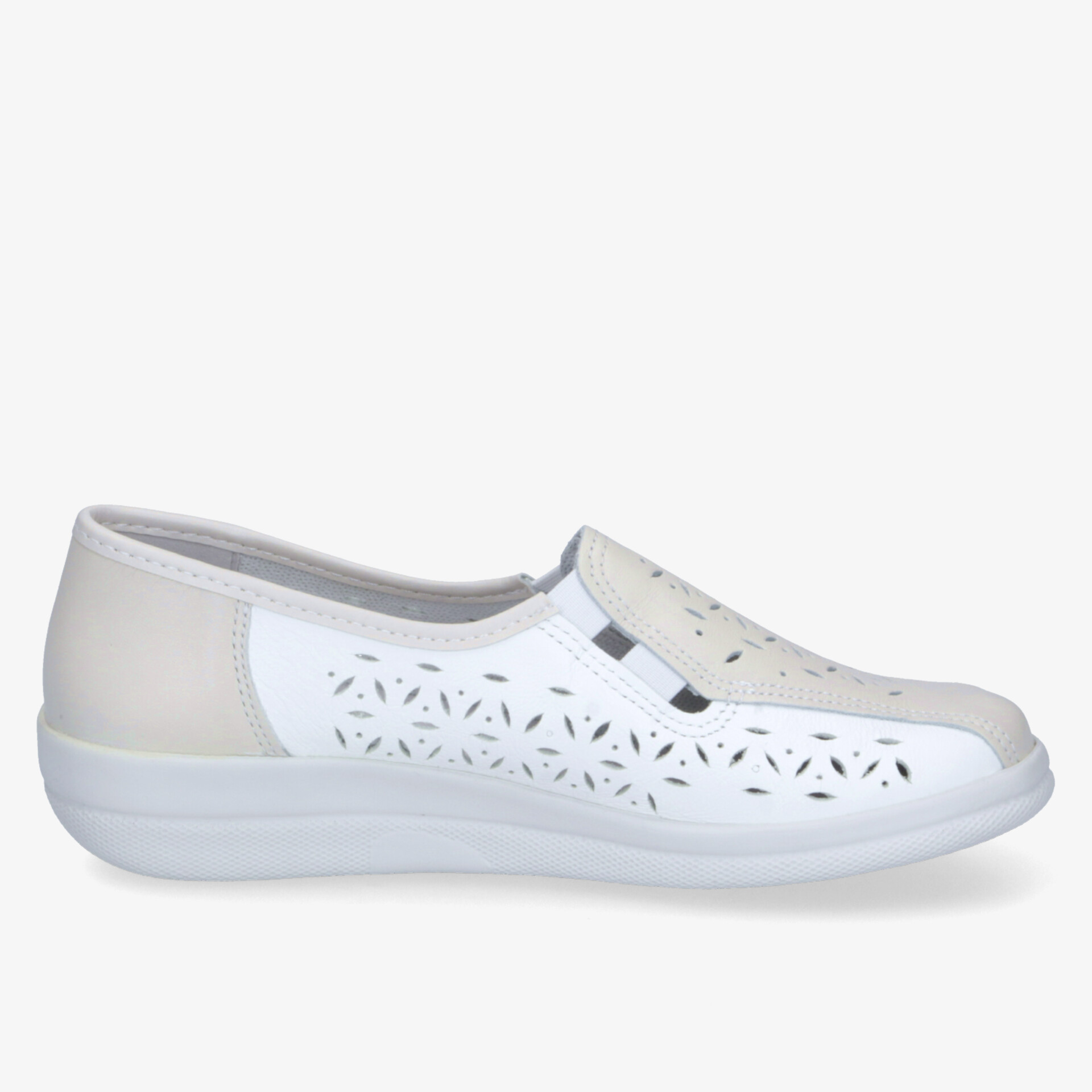 Weißer, atmungsaktiver Slipper mit perforiertem Obermaterial, flexibler Sohle und bequemer Passform, seitliche Ansicht