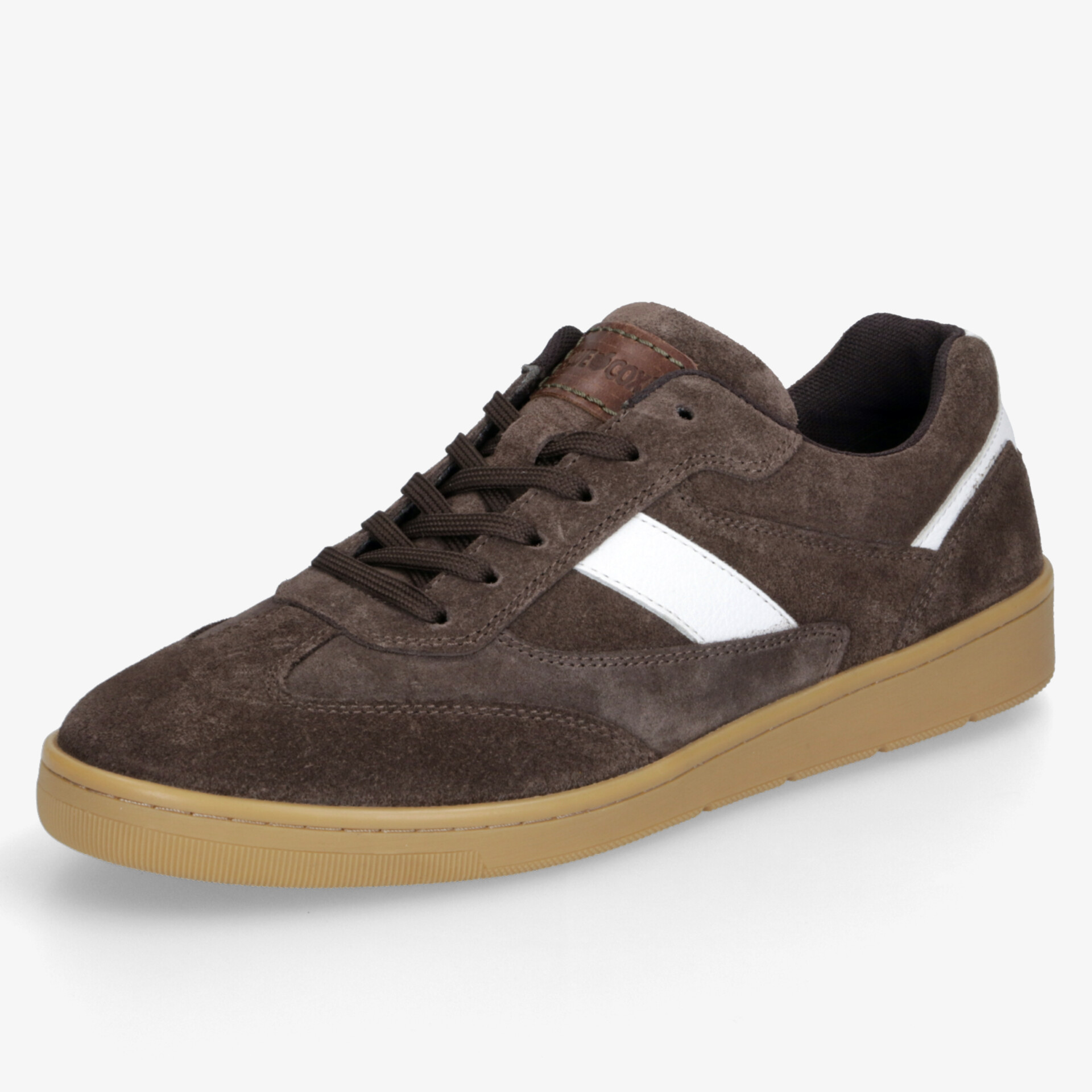 Moderner brauner Wildleder-Sneaker mit flexibler Gummisohle und bequemer Passform in seitlicher Ansicht